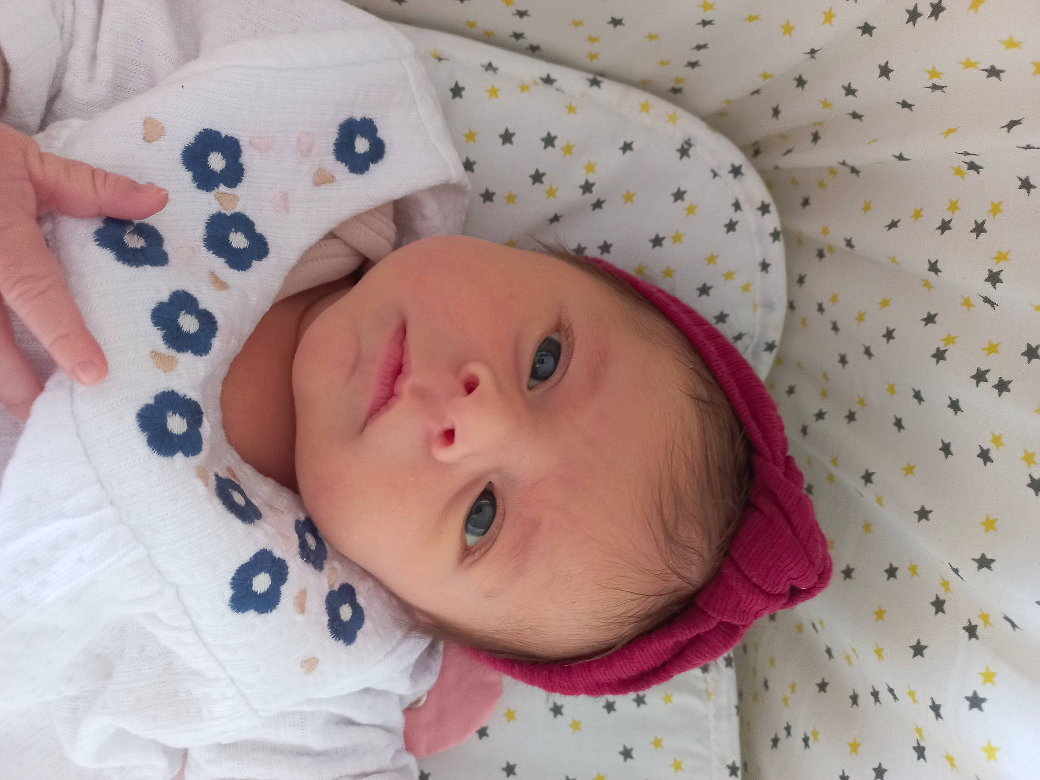 élaé a rejoint le concours — aidez-le/la à gagner de superbes lots ! baby, baby_products, baby_safety, baby_toddler_clothing, cheek, child, comfort, eye, eyebrow, face, iris, linens, lip, pattern, person, pink, product, skin, sleeve, textile