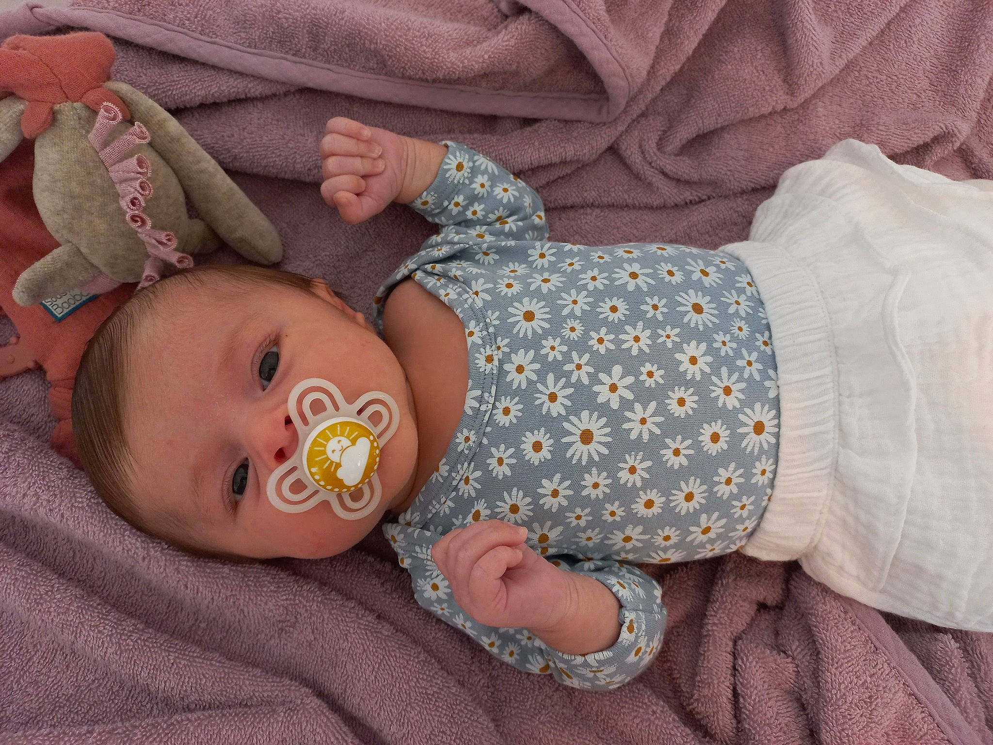 élaé a rejoint le concours — aidez-le/la à gagner de superbes lots ! baby, baby_products, baby_toddler_clothing, cheek, child, comfort, eye, face, finger, hand, head, human_body, iris, linens, mouth, nose, pattern, person, skin, textile