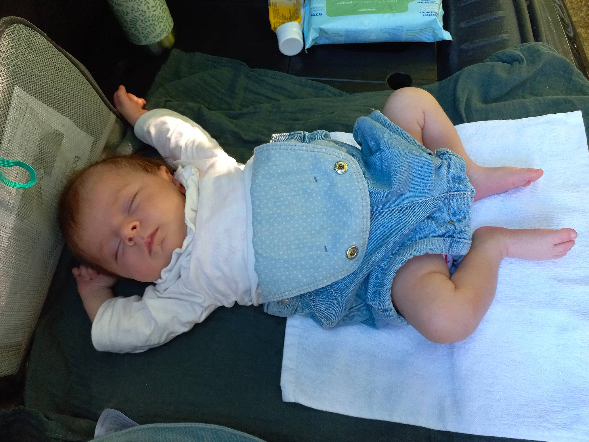 élaé a rejoint le concours — aidez-le/la à gagner de superbes lots ! baby, baby_products, baby_sleeping, baby_toddler_clothing, bedtime, child, comfort, finger, lap, leg, linens, nap, person, room, sitting, sleep, sock, t_shirt, textile, thigh