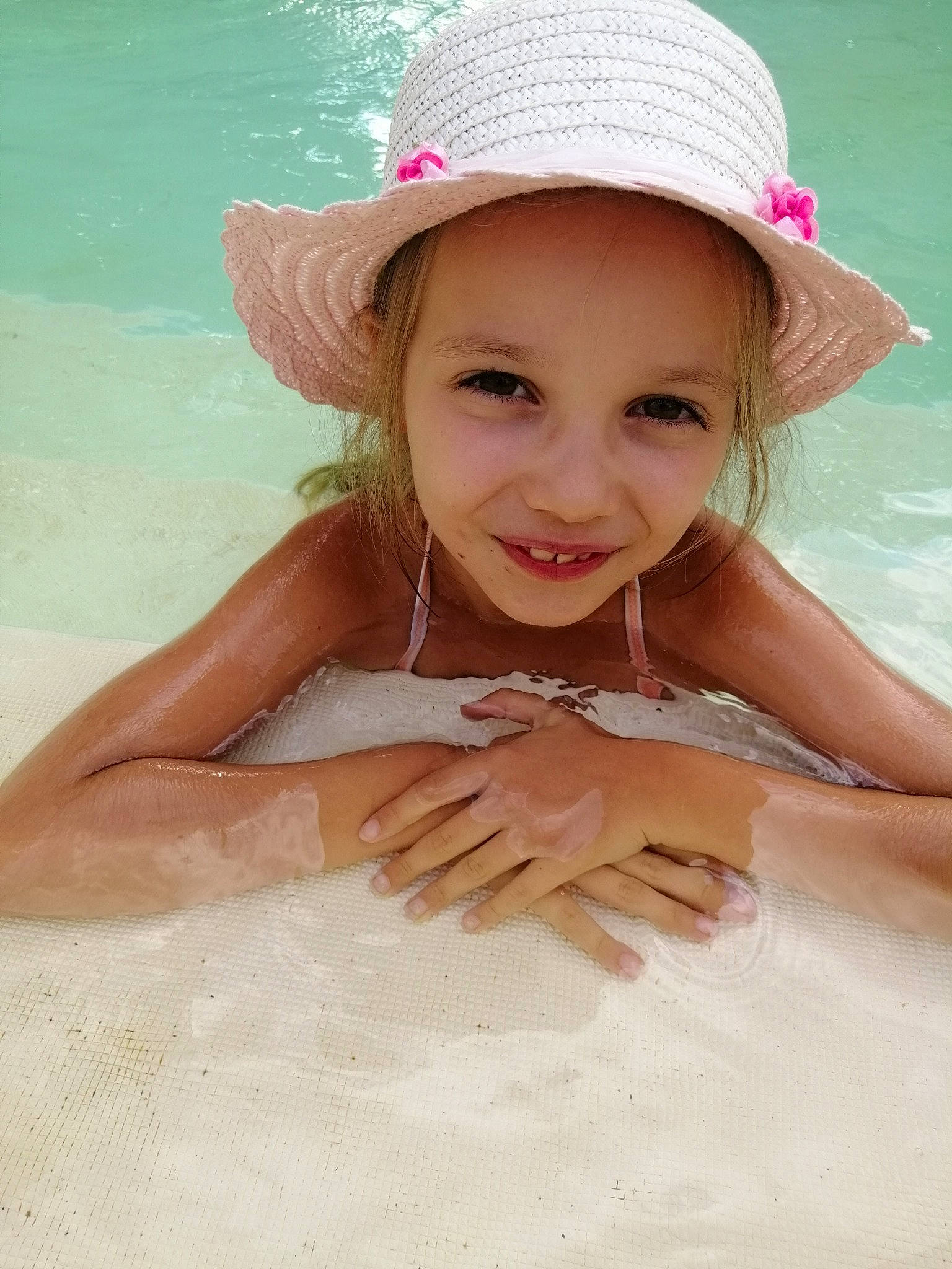 Félixine a rejoint le concours — aidez-le/la à gagner de superbes lots ! child, clothing, fashion_accessory, fun, hat, headgear, headwear, joy, person, pink, skin, smile, sun_hat