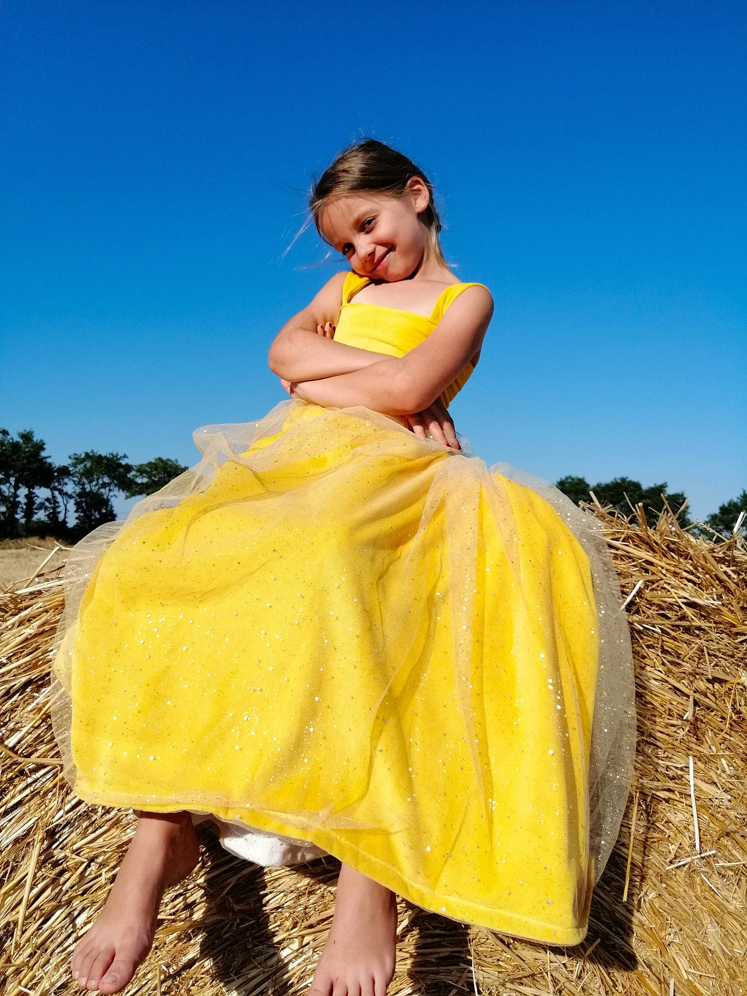 Félixine participe au concours pour gagner de l'argent avec cette photo : beauty, clothing, cocktail_dress, dress, fashion, fun, gown, grass, happy, joy, model, person, photo_shoot, photography, plant, smile, yellow