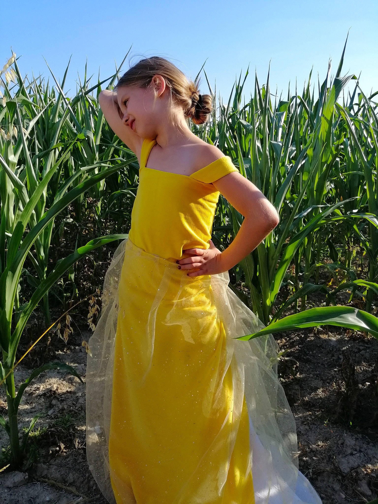 Félixine participe au concours pour gagner de l'argent avec cette photo : agriculture, crop, dress, field, grass, grass_family, people_in_nature, person, plant, summer, vegetarian_food, yellow