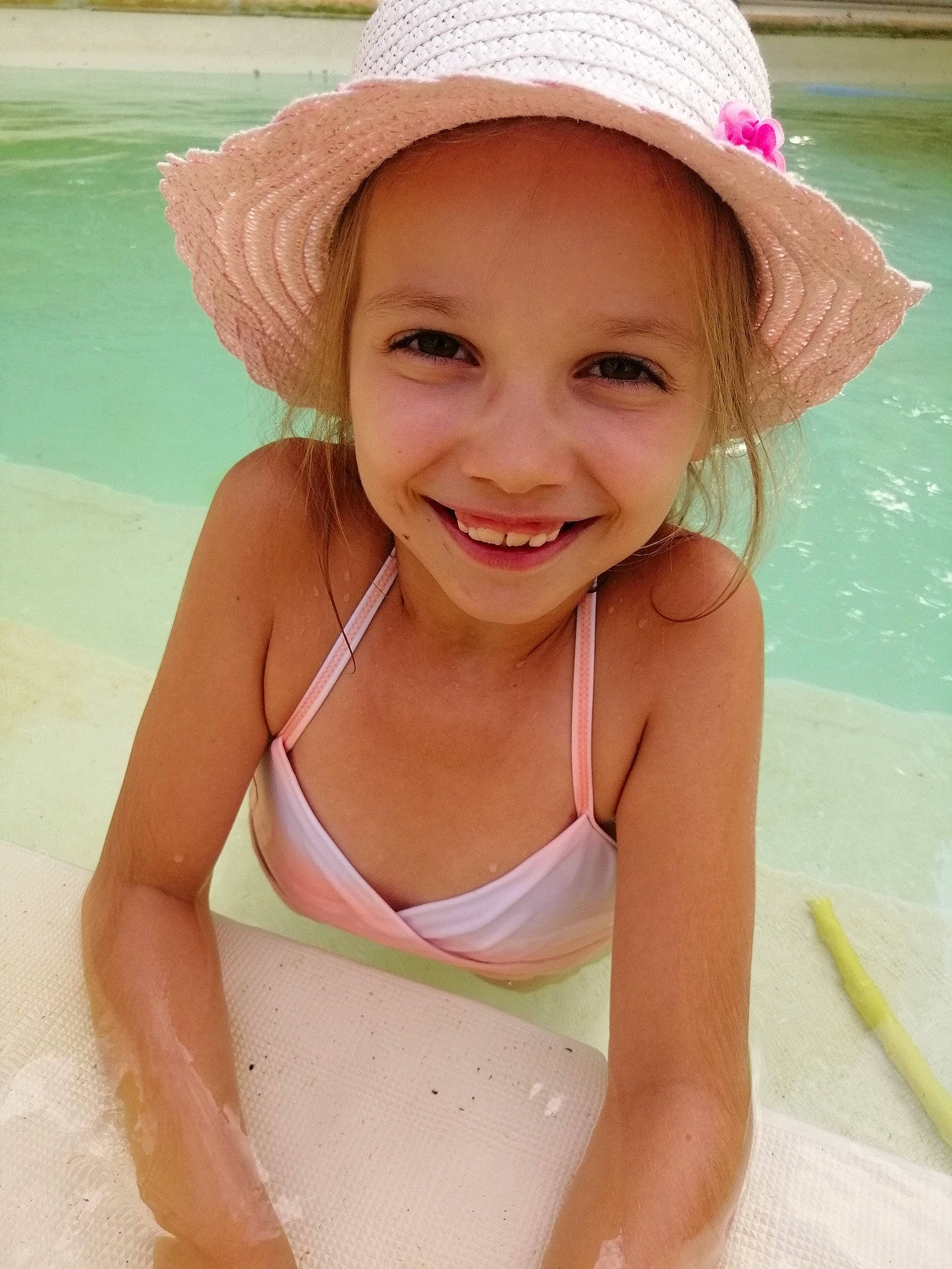 Félixine participe au concours pour gagner de l'argent avec cette photo : bathing, bikini, child, child_model, clothing, fun, hat, headgear, headwear, joy, leisure, person, skin, smile, summer, sun_hat, swimwear, vacation