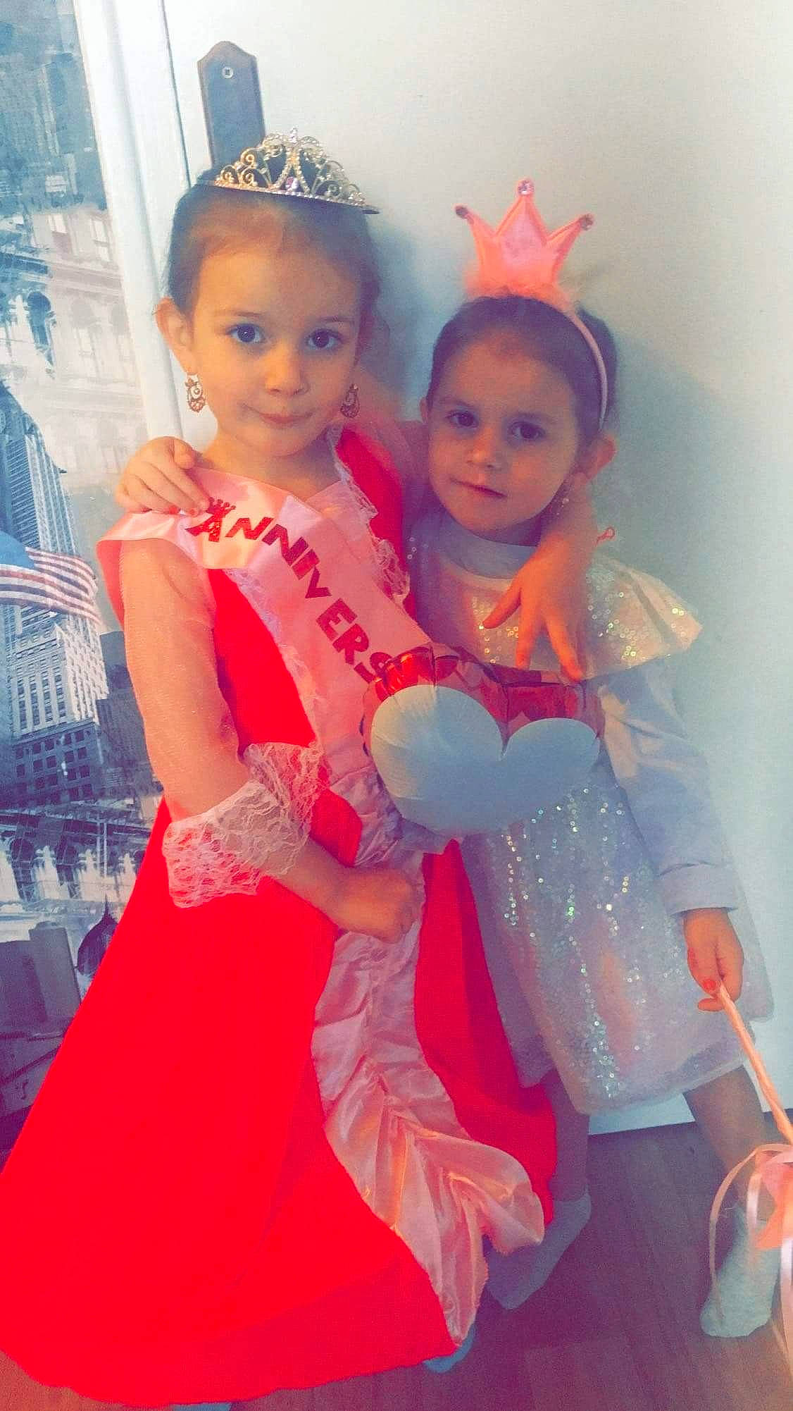 Adline Yvana participe au concours pour gagner de l'argent avec cette photo : baby_toddler_clothing, costume, dress, event, fashion_accessory, fashion_design, formal_wear, fun, hair_accessory, happy, headpiece, iris, jewellery, magenta, necklace, peach, person, pink, skin, toddler