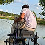 Uria a rejoint le concours — aidez-le/la à gagner de superbes lots ! animal, back_view, casual_clothing, cat, chair, cloud, fishing, fishing_rod, grass, lake, leash, nature, outdoor, person, pet, relaxation, sky, summer, tree, water