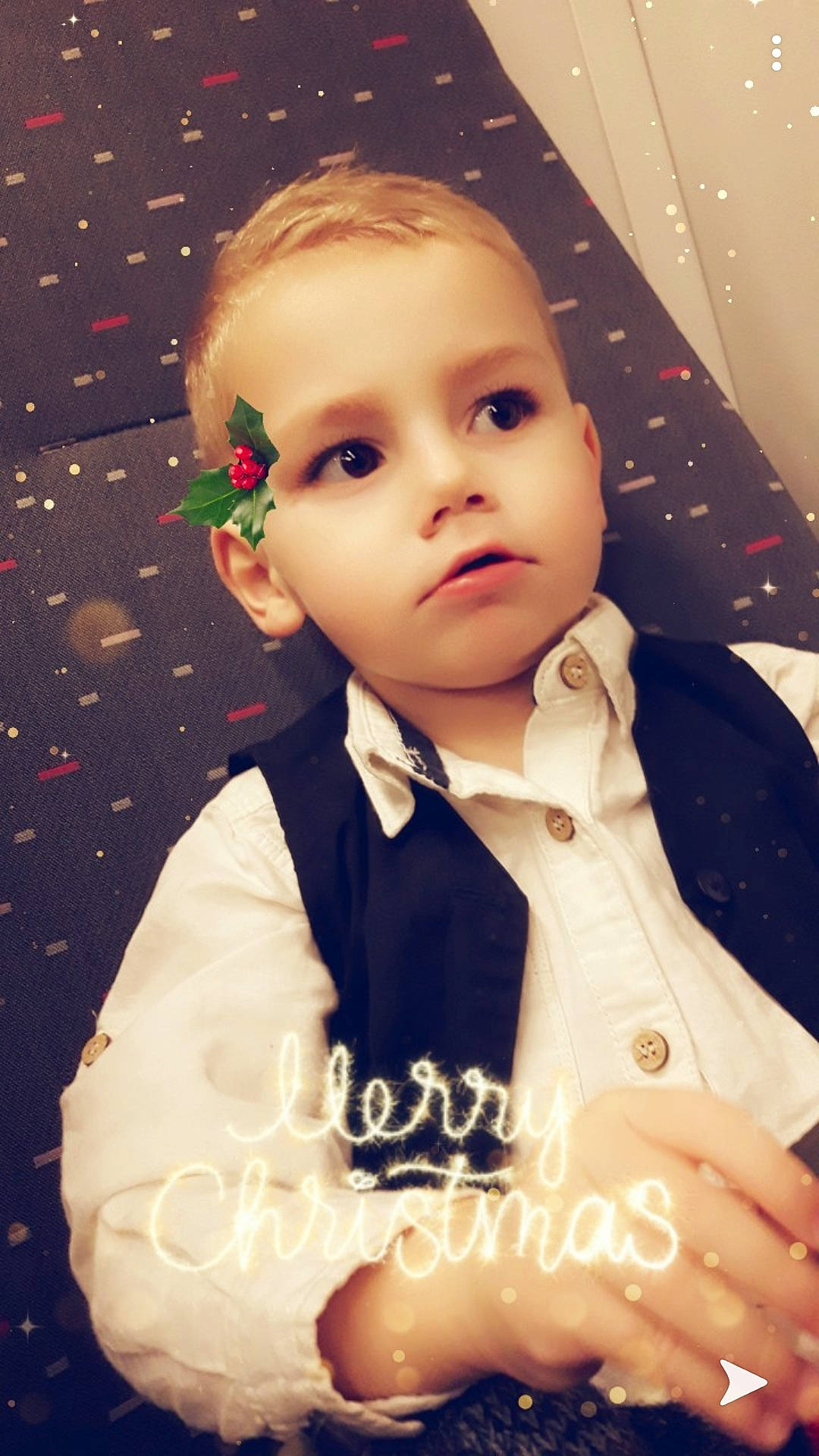 Ethan participe au concours pour gagner de l'argent avec cette photo : baby, cheek, child, child_model, cool, forehead, formal_wear, happy, head, nose, outerwear, person, smile, suit, tie, toddler, tuxedo