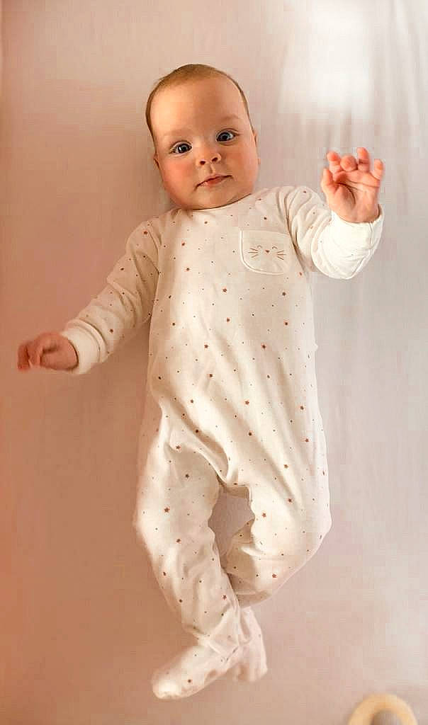 Lou a rejoint le concours — aidez-le/la à gagner de superbes lots ! arm, baby, baby_toddler_clothing, cheek, child, face, gesture, hand, happy, human_body, leg, neck, one_piece_garment, outerwear, pattern, person, skin, sleeve, thumb, toddler