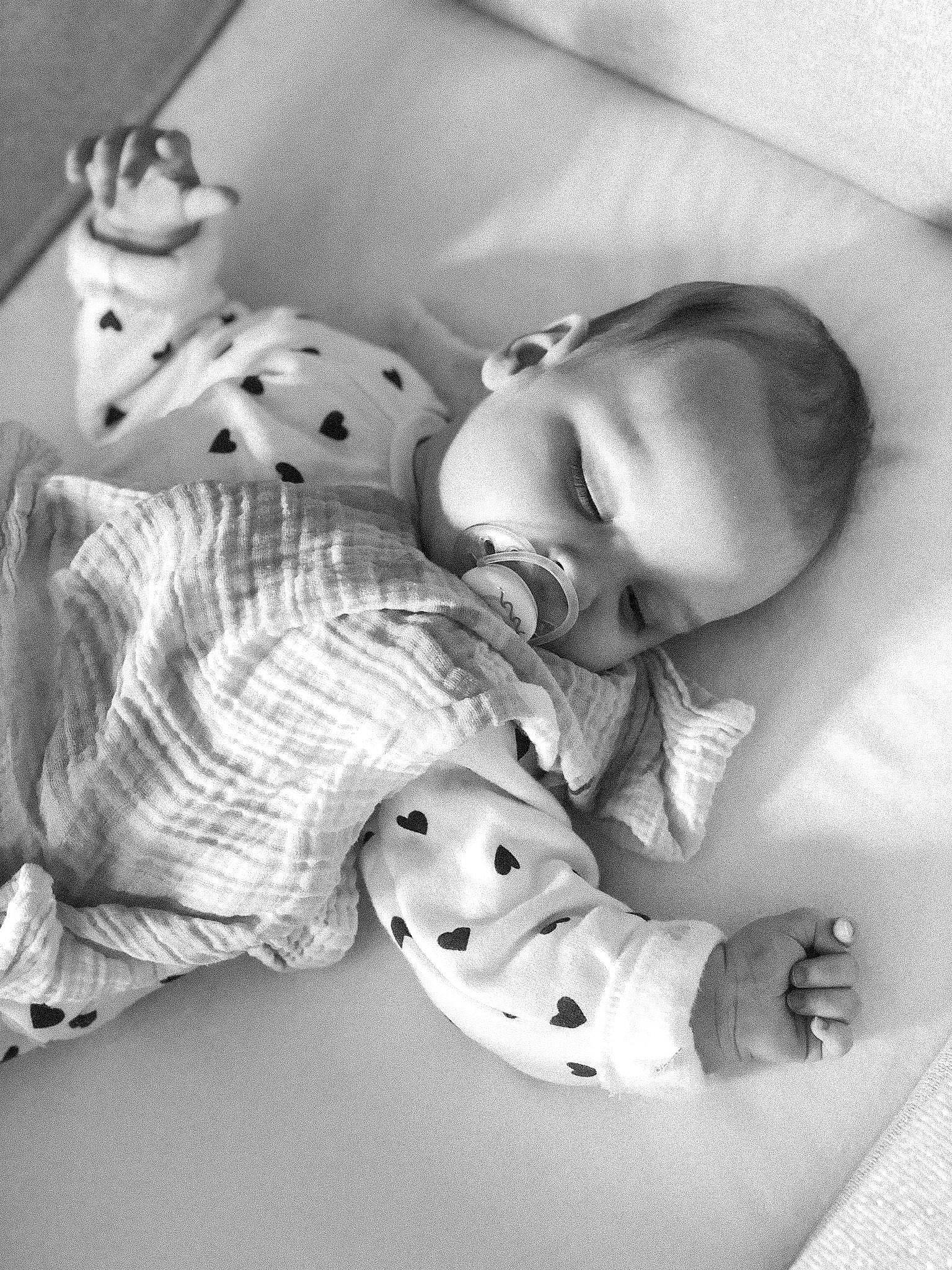 Lou a rejoint le concours — aidez-le/la à gagner de superbes lots ! baby, baby_toddler_clothing, bedtime, black_and_white, child, comfort, elbow, happy, human_leg, linens, monochrome, monochrome_photography, nap, pattern, person, room, sitting, stock_photography, style, textile