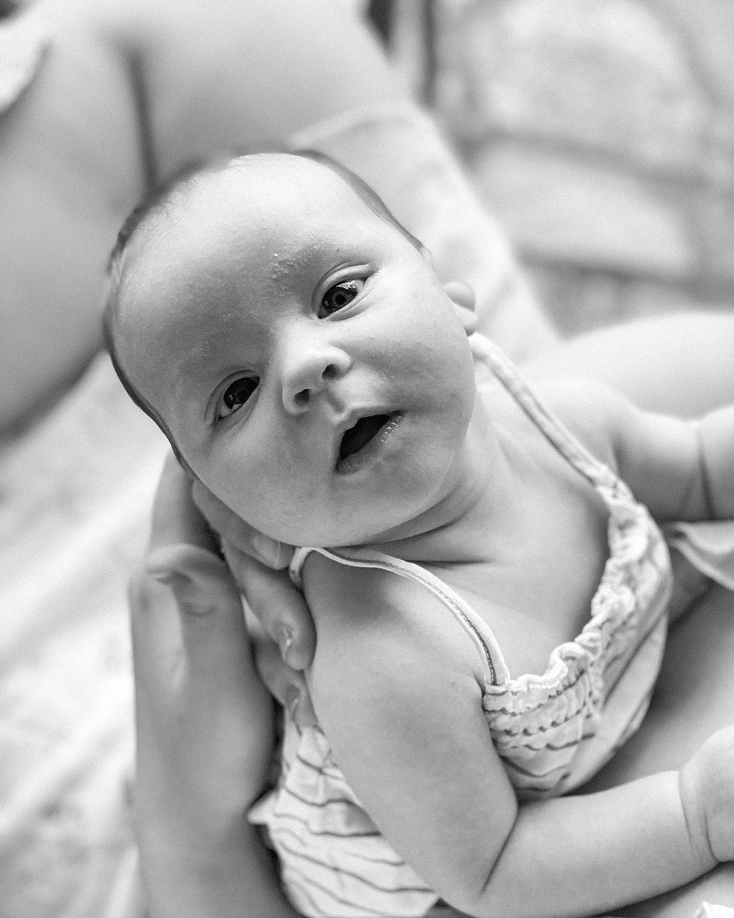 Lou a rejoint le concours — aidez-le/la à gagner de superbes lots ! baby, baby_toddler_clothing, black_and_white, cheek, child, comfort, eyebrow, face, flash_photography, fun, gesture, happy, head, lip, monochrome, monochrome_photography, mouth, person, skin, style