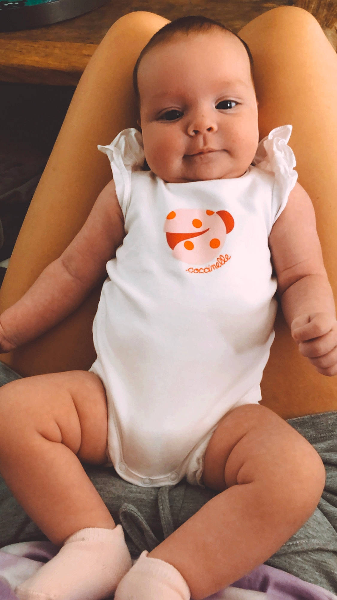 Lou participe au concours pour gagner de l'argent avec cette photo : baby, baby_toddler_clothing, cheek, chin, eye, face, facial_expression, finger, happy, iris, joint, lip, muscle, neck, person, skin, sleeve, stomach, thigh, toddler