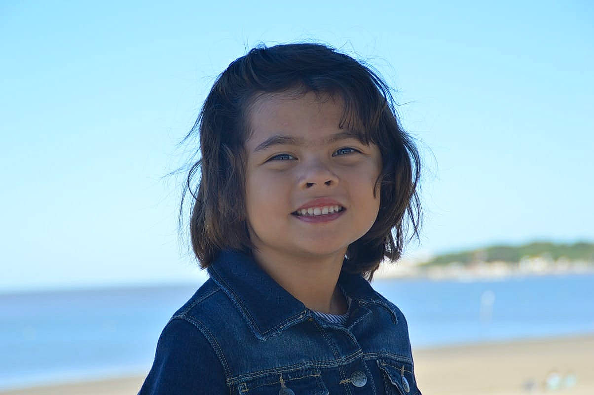 Cassandre a rejoint le concours — aidez-le/la à gagner de superbes lots ! azure, beach, beauty, chin, eye, flash_photography, fun, hair, happy, head, human, iris, joy, leisure, nose, person, skin, sky, smile, toddler