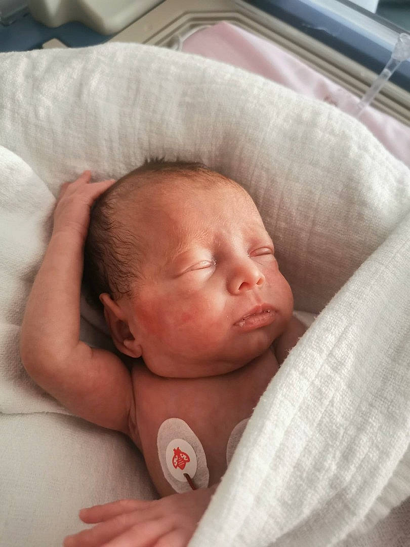 Kassandra participe au concours pour gagner de l'argent avec cette photo : baby, baby_products, baby_sleeping, baby_toddler_clothing, cheek, chin, comfort, ear, eye, eyebrow, hair, head, human_body, lip, mouth, nose, person, skin, textile, thumb