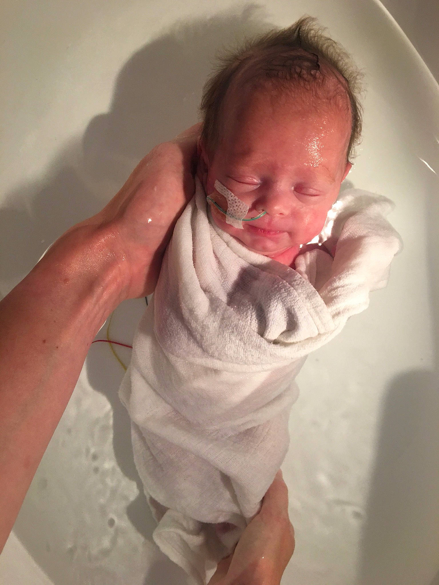 Kassandra participe au concours pour gagner de l'argent avec cette photo : arm, baby, cheek, chin, comfort, eye, eyebrow, hair, hand, head, human_body, jaw, joint, lip, mouth, neck, nose, person, shoulder, skin