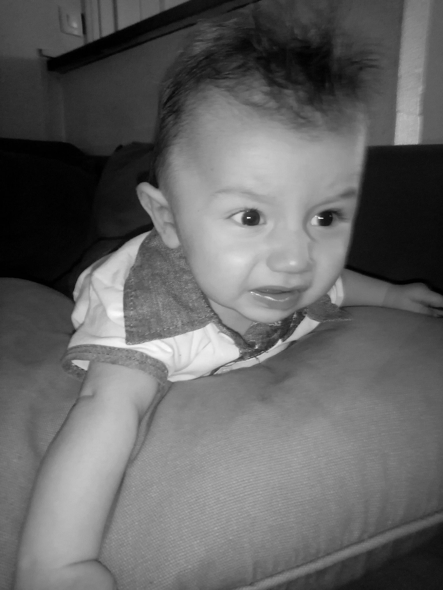 Sheldon participe au concours pour gagner de l'argent avec cette photo : arm, baby, beauty, black, black_and_white, cheek, child, chin, eye, eyebrow, face, forehead, head, lip, monochrome, mouth, nose, person, skin, toddler