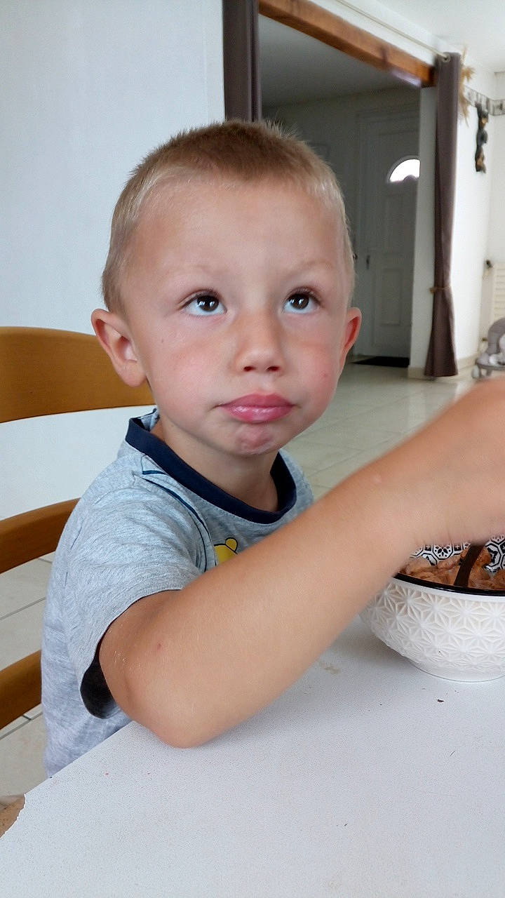 Sheldon participe au concours pour gagner de l'argent avec cette photo : cheek, child, chin, elbow, eyelash, flash_photography, flooring, hairstyle, happy, head, joint, muscle, neck, nose, person, shoulder, skin, sleeve, standing, t_shirt