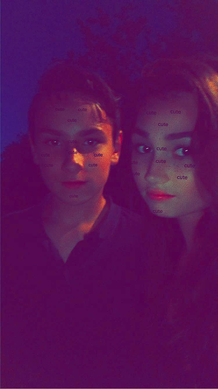 Sheldon participe au concours pour gagner de l'argent avec cette photo : chin, darkness, electric_blue, event, eyebrow, flash_photography, forehead, fun, jaw, magenta, mouth, night, nose, person, portrait, purple, reflection, room, selfie, space