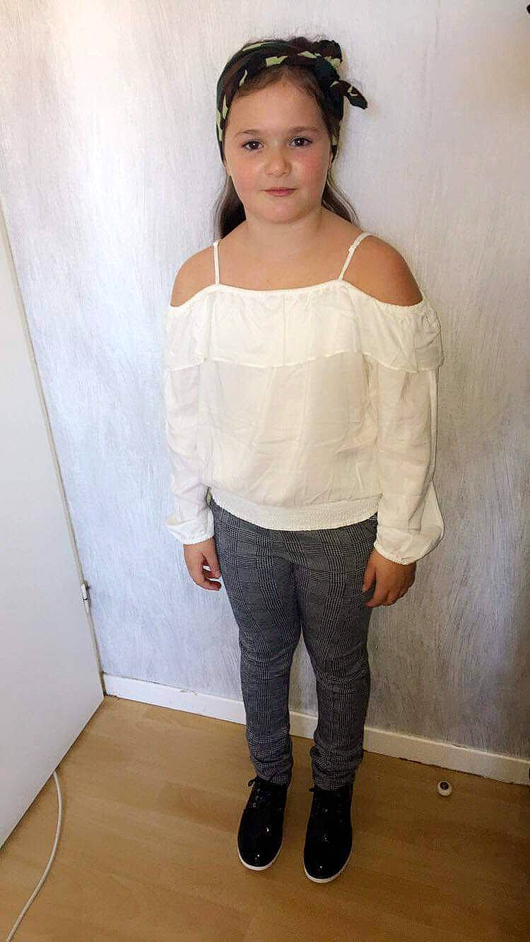 Shaya a rejoint le concours — aidez-le/la à gagner de superbes lots ! arm, beige, black_hair, blouse, clothing, jeans, joint, leg, long_hair, neck, person, shoulder, sleeve, t_shirt, top, trousers, waist, white