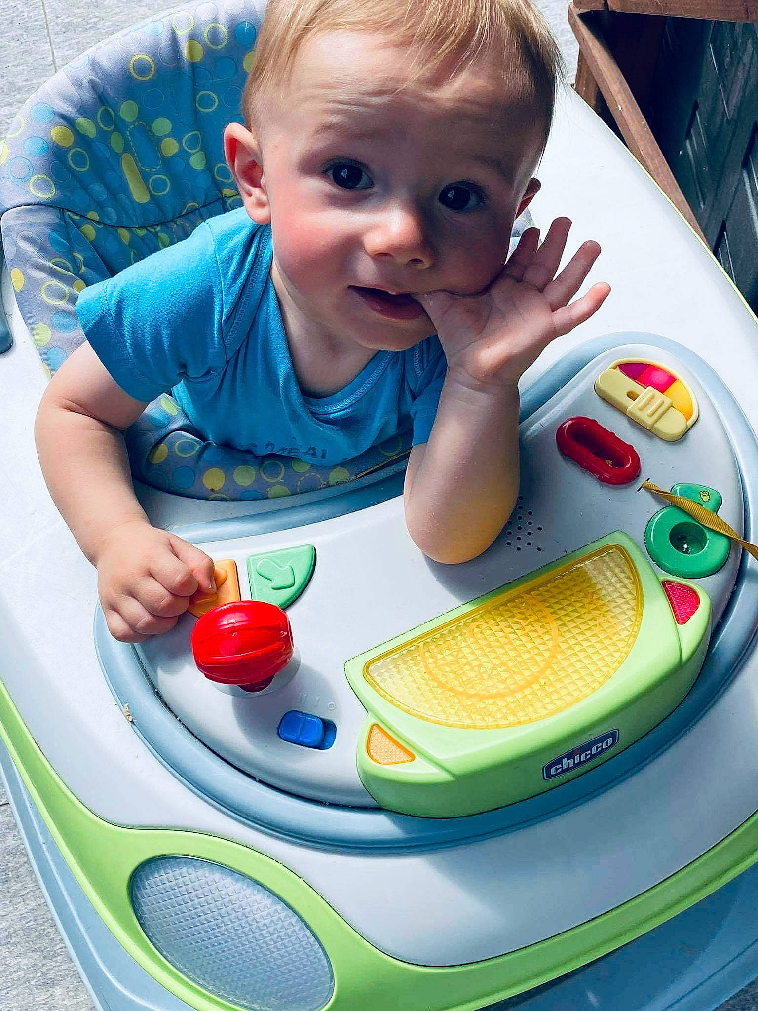 Alessandro a rejoint le concours — aidez-le/la à gagner de superbes lots ! baby, baby_playing_with_toys, baby_products, baby_toddler_clothing, baby_toys, chair, cheek, child, face, facial_expression, fun, hand, happy, leisure, organ, person, play, product, recreation, skin