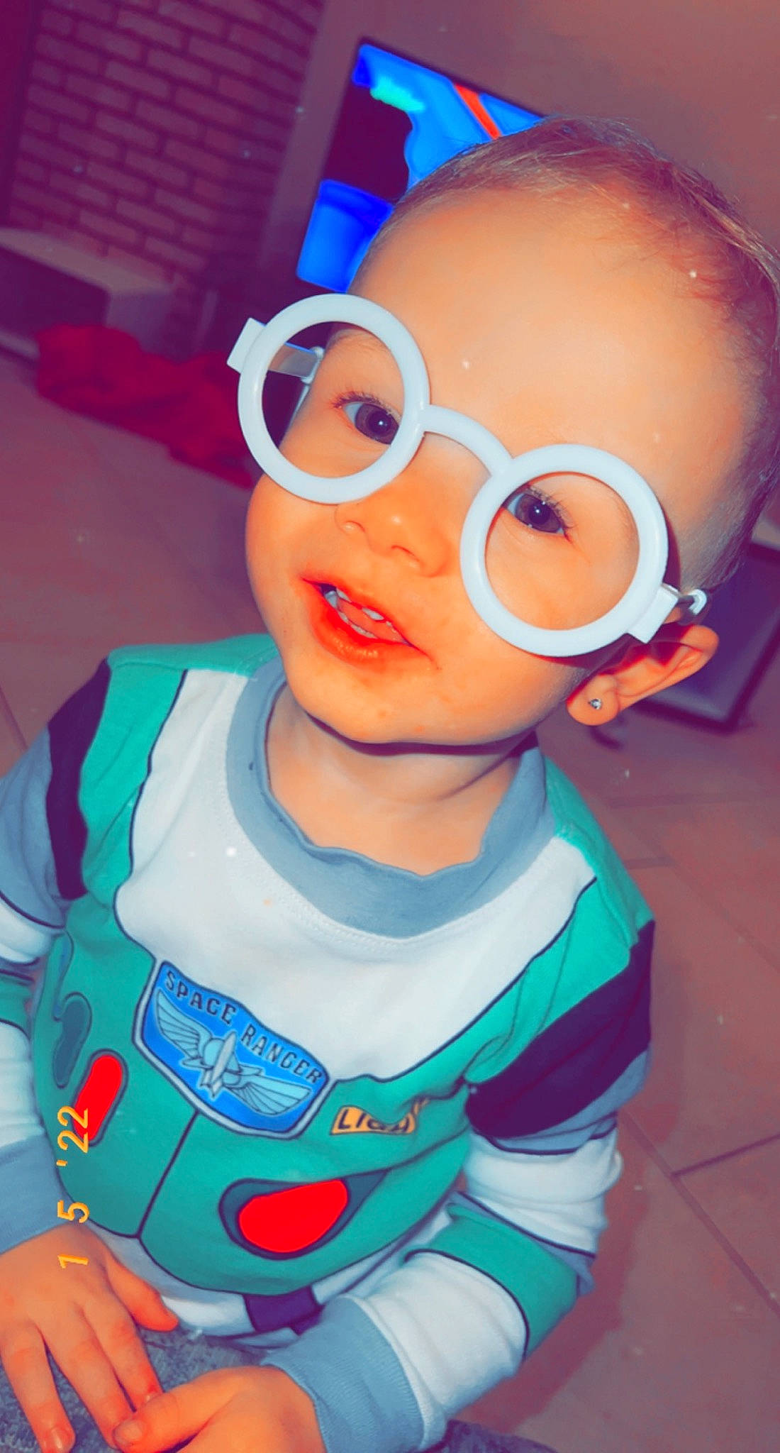Alessandro a rejoint le concours — aidez-le/la à gagner de superbes lots ! baby_toddler_clothing, blue, cheek, cool, curious, electric_blue, eyelash, eyewear, finger, happy, hearing, mouth, nose, orange, person, personal_protective_equipment, pink, red, sleeve, toddler