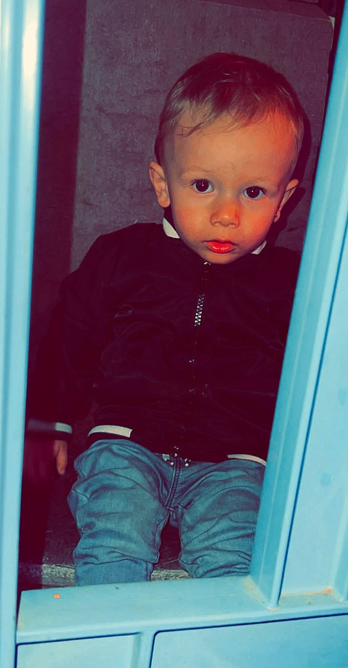 Alessandro participe au concours pour gagner de l'argent avec cette photo : baby_toddler_clothing, blue, cheek, chin, clothing, cool, eye, face, happy, head, human_body, iris, lip, person, photograph, pink, red, skin, sleeve, standing