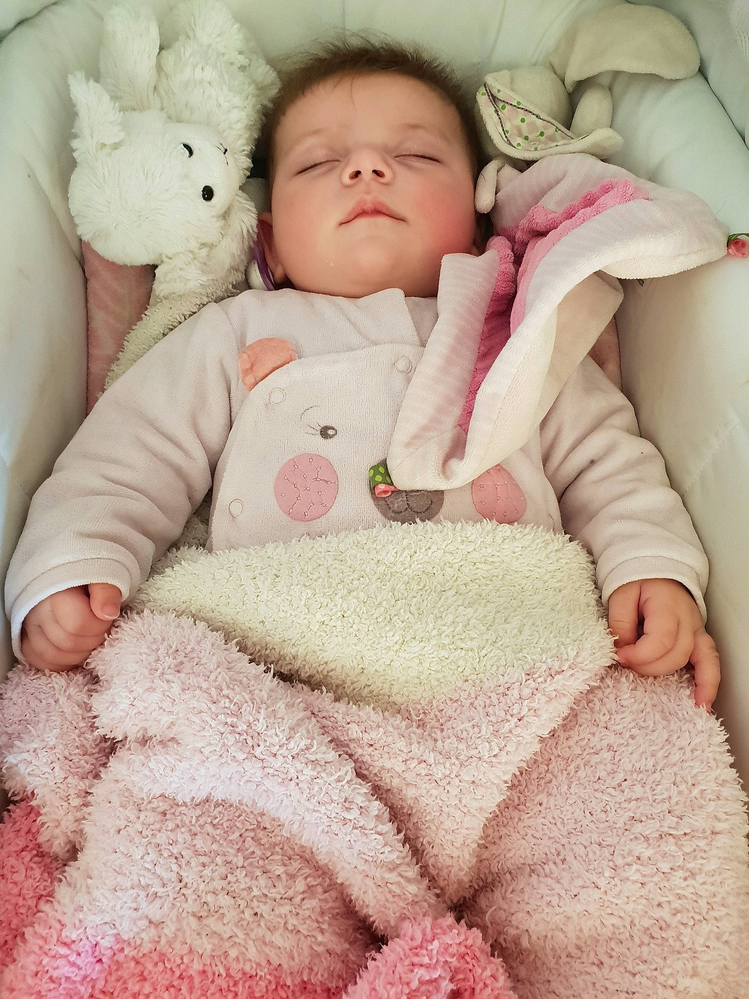 Victoire a rejoint le concours — aidez-le/la à gagner de superbes lots ! baby, baby_sleeping, beauty, bedding, bedtime, blanket, cheek, child, comfort, fur, linens, person, pink, product, skin, sleep, stuffed_toy, toddler