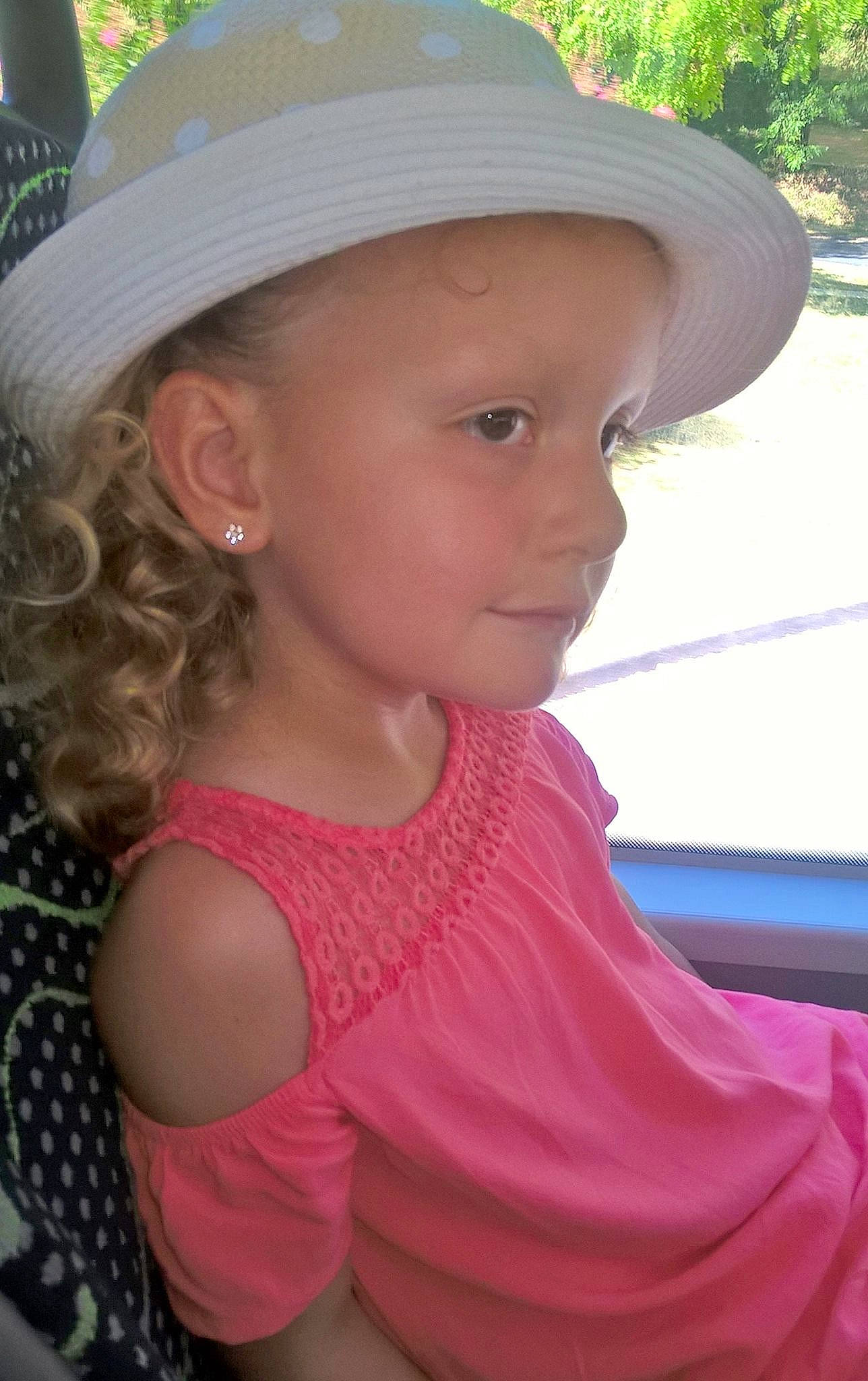 Lola participe au concours pour gagner de l'argent avec cette photo : blond, cheek, child, child_model, fun, girl, hat, headgear, human_hair_color, infant, person, pink, skin, smile, sun_hat, toddler