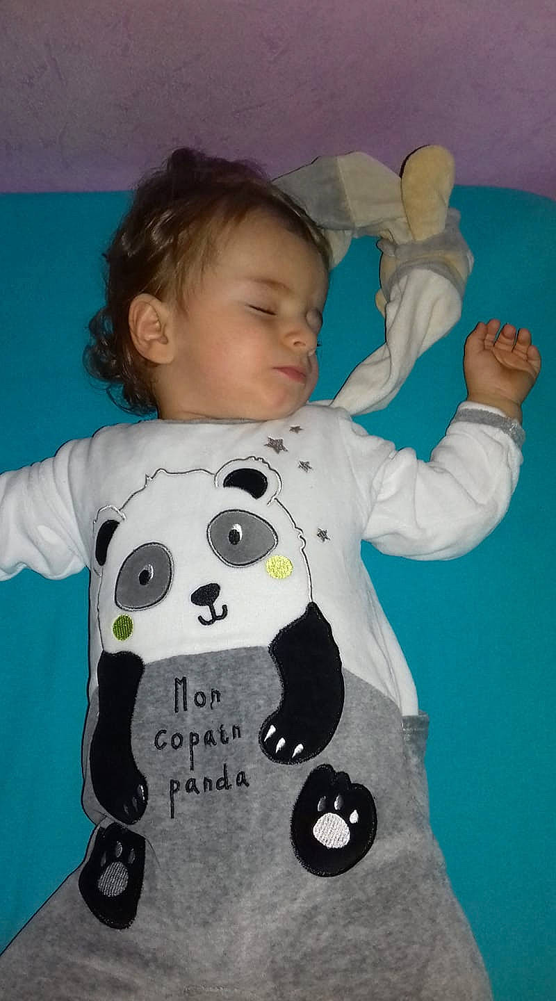 Younes a rejoint le concours — aidez-le/la à gagner de superbes lots ! child, cool, fun, girl, green, head, infant, mammal, person, pink, play, product, purple, smile, t_shirt, textile, toddler, vertebrate, white