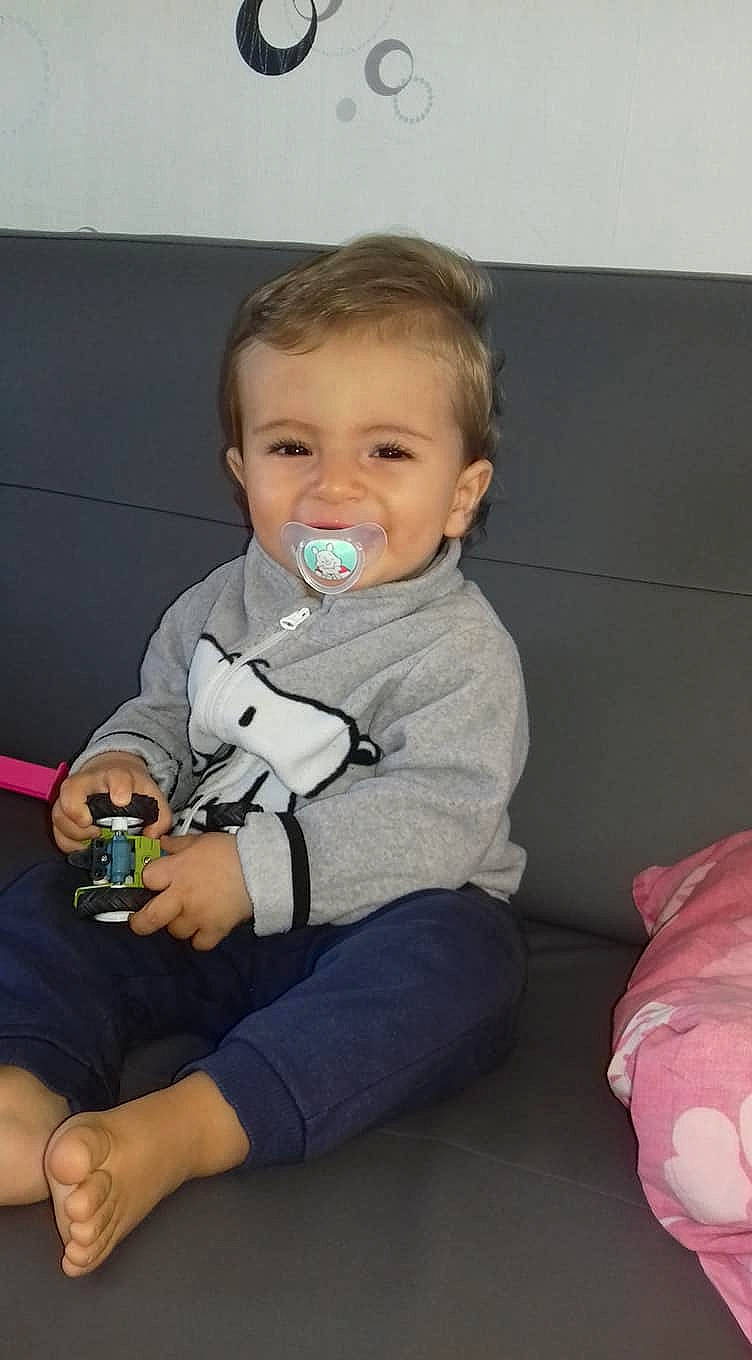 Younes participe au concours pour gagner de l'argent avec cette photo : arm, child, day, fun, girl, infant, joy, leg, person, play, product, sitting, skin, smile, toddler