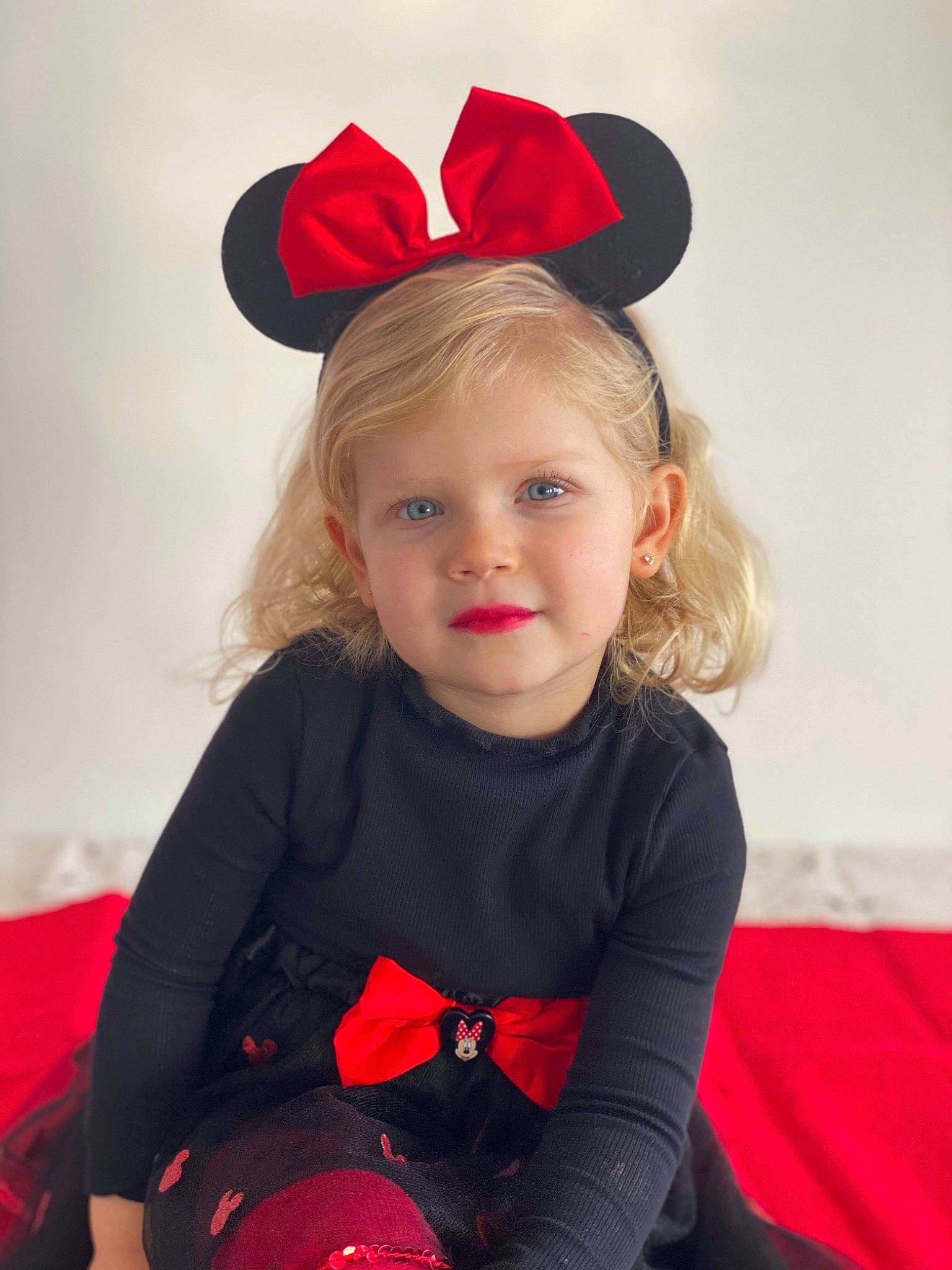 Yara a rejoint le concours — aidez-le/la à gagner de superbes lots ! baby_toddler_clothing, carmine, child_model, costume, costume_accessory, costume_hat, day_dress, embellishment, hair, hair_accessory, hairstyle, headband, headgear, headpiece, joy, lip, overall, person, red, toddler