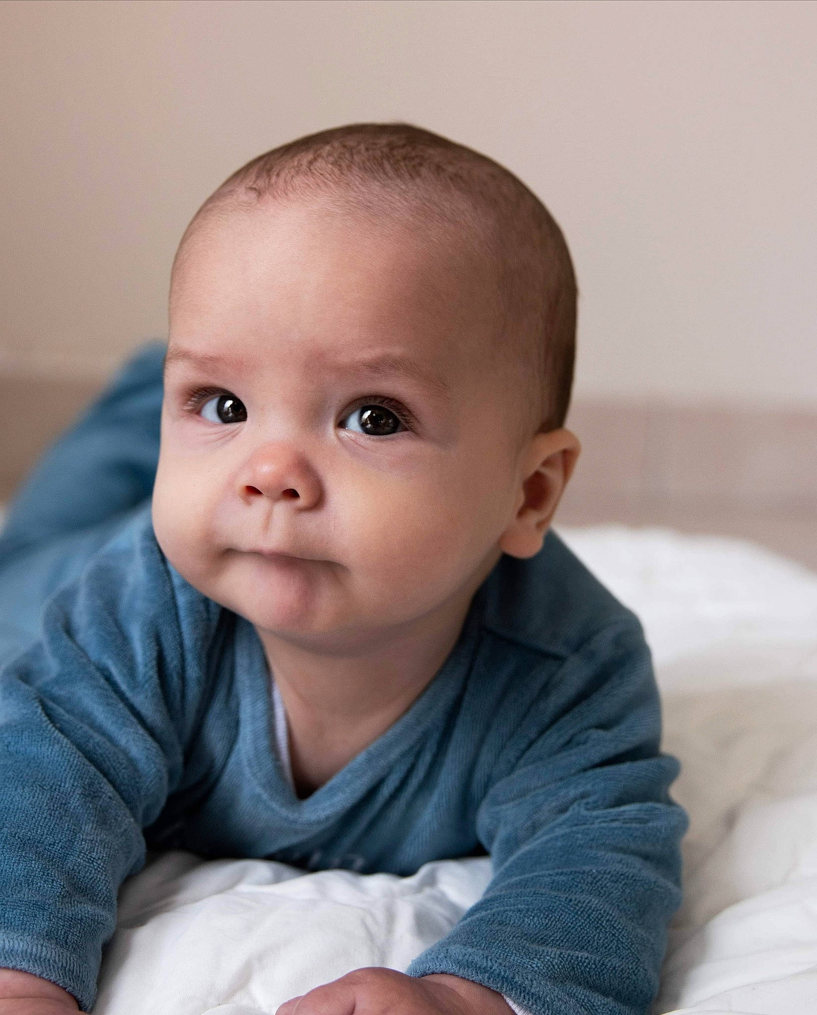 Malo participe au concours pour gagner de l'argent avec cette photo : arm, baby, baby_toddler_clothing, cheek, child, chin, comfort, eyebrow, finger, gesture, iris, lip, mouth, neck, nose, person, skin, sleeve, smile, textile