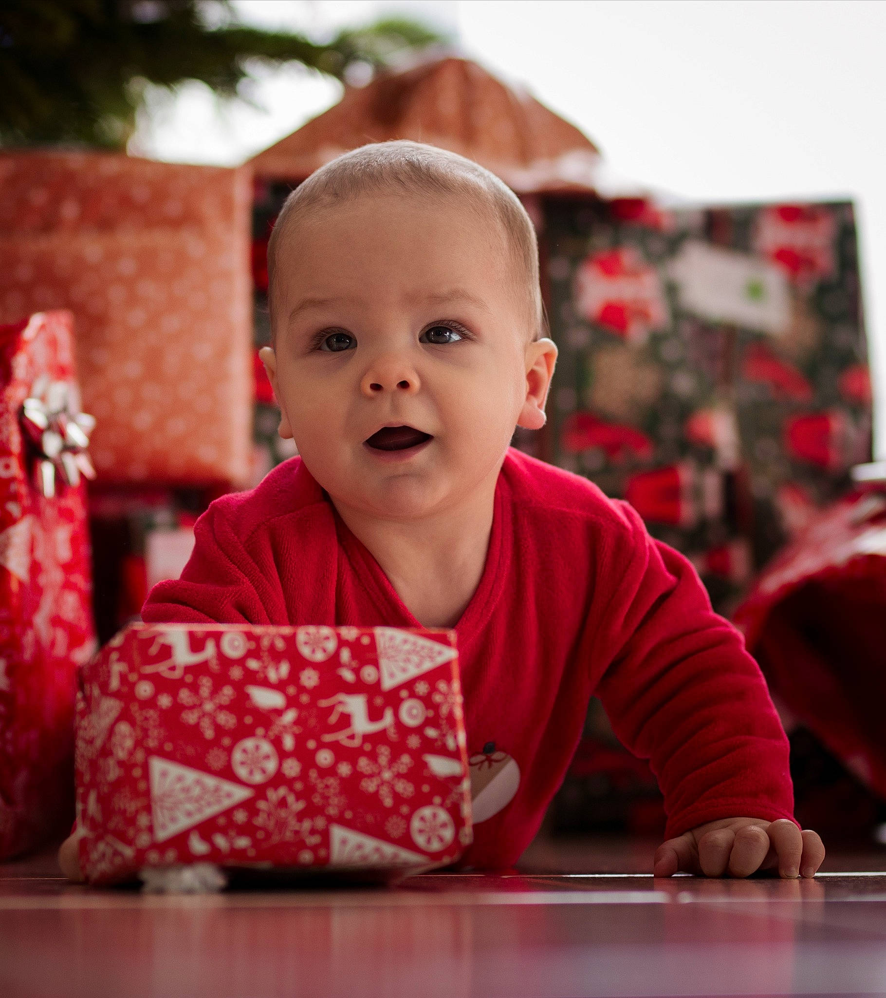 Malo participe au concours pour gagner de l'argent avec cette photo : baby, baby_toddler_clothing, carmine, cheek, child, curious, ear, holiday, person, play, surprise, toddler