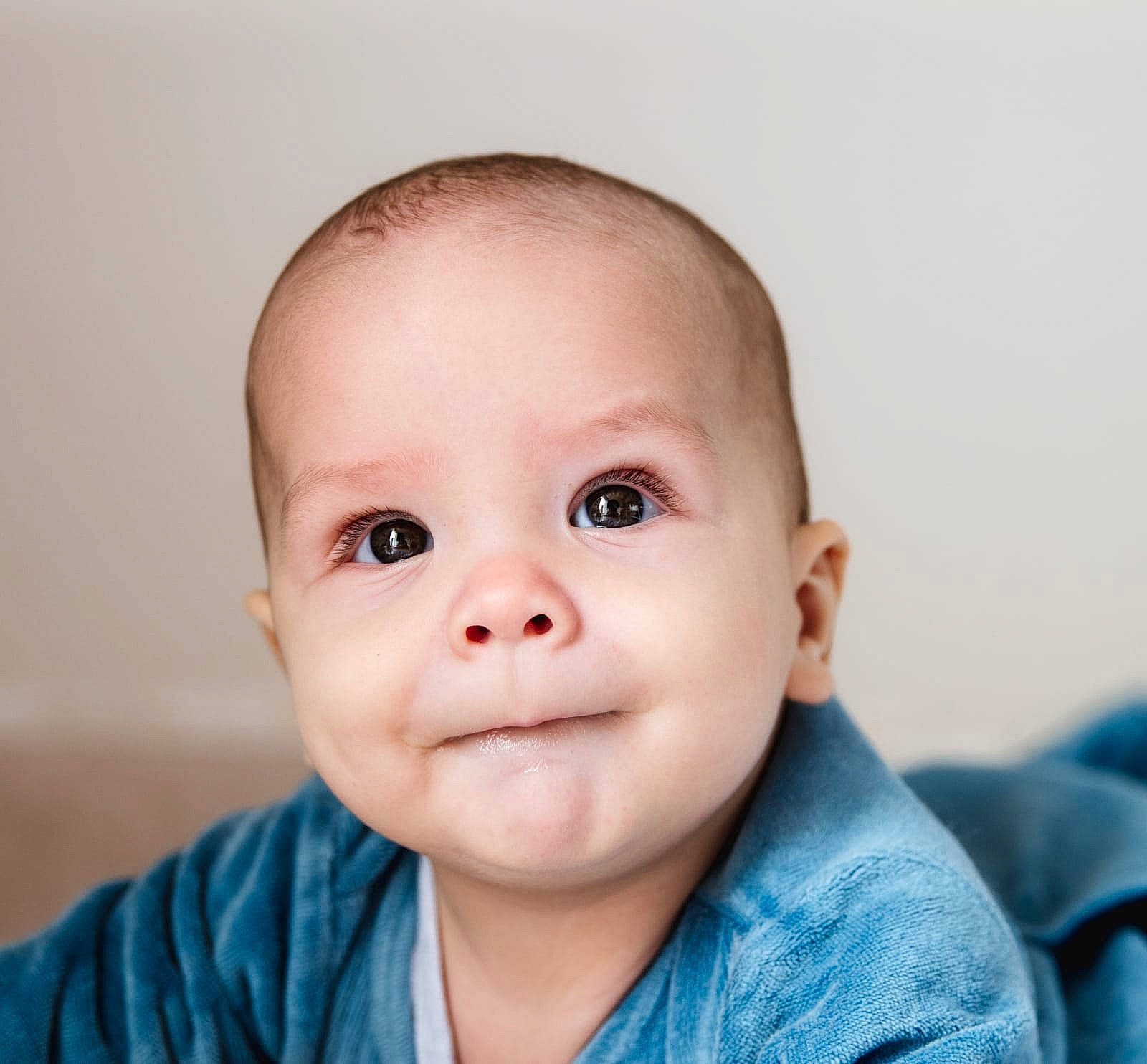 Malo participe au concours pour gagner de l'argent avec cette photo : baby, baby_toddler_clothing, cheek, child, collar, comfort, ear, electric_blue, eye, eyelash, hair, happy, iris, jaw, lip, no_expression, nose, person, sitting, sleeve