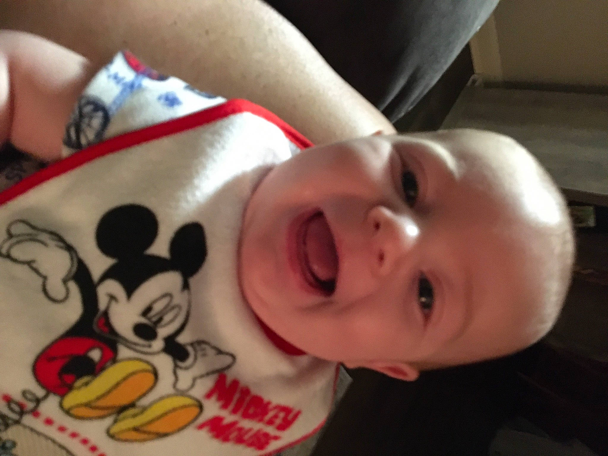 Zander is registered to the contest to win money with this photo: arm, baby, cheek, eye, eyebrow, eyelash, facial_expression, finger, happy, head, human_body, lip, mammal, mouth, neck, nose, organ, person, skin, smile