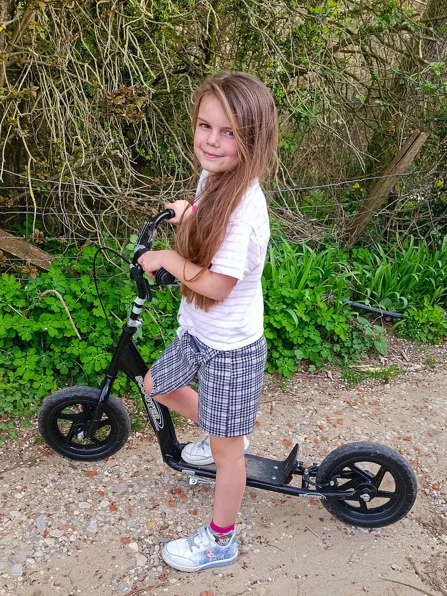 Alice a rejoint le concours — aidez-le/la à gagner de superbes lots ! automotive_tire, bicycle, bicycle_accessory, bicycle_part, bicycle_tire, bicycle_wheel, eye, fun, grass, happy, joy, leg, leisure, nature, person, plant, rim, smile, sneakers, tire