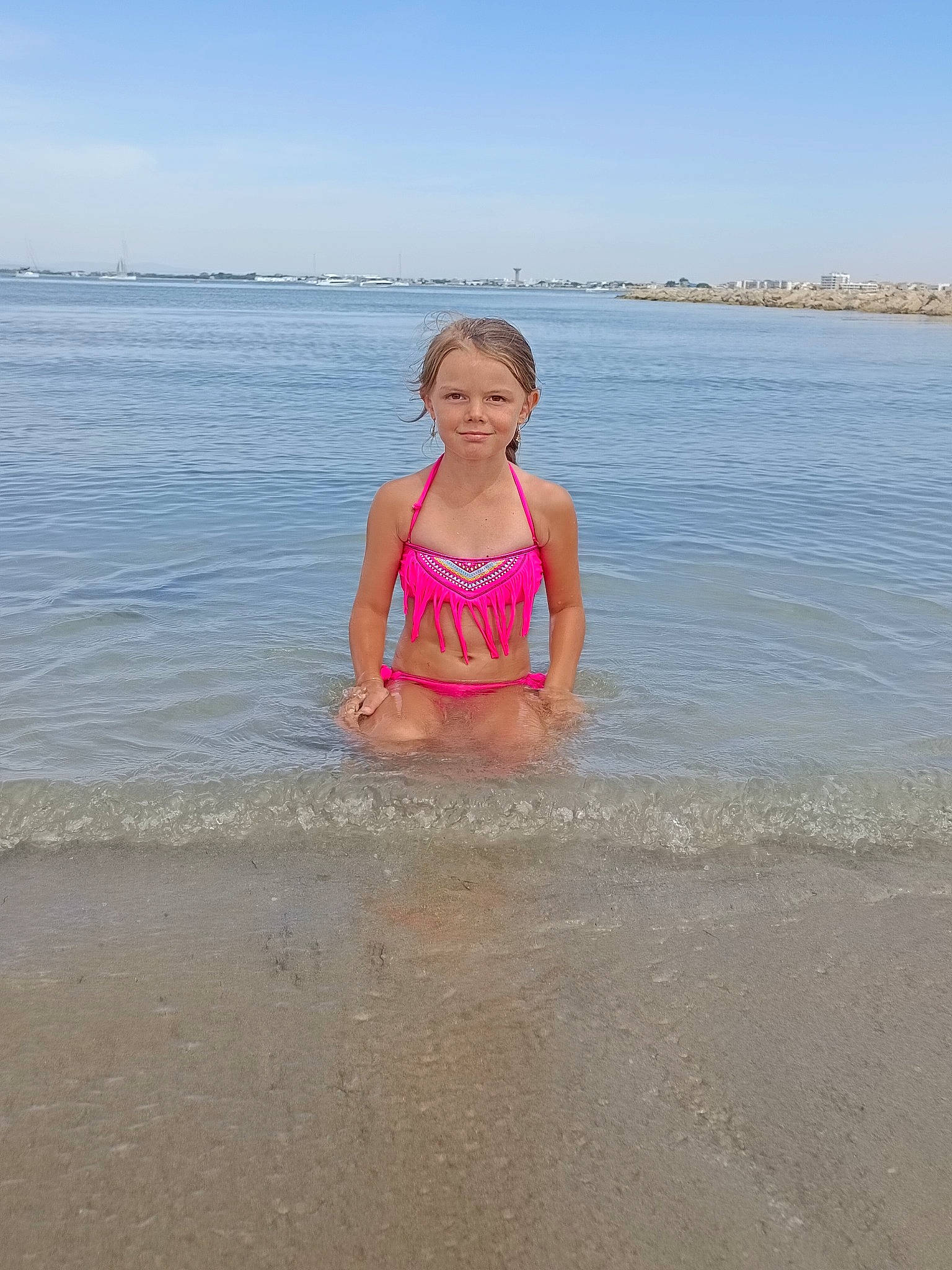 Alice a rejoint le concours — aidez-le/la à gagner de superbes lots ! barefoot, bathing, beach, cloud, coastal_and_oceanic_landforms, fun, happy, holiday, horizon, joy, lake, leisure, people_on_beach, person, recreation, sand, sky, swimwear, toddler, water