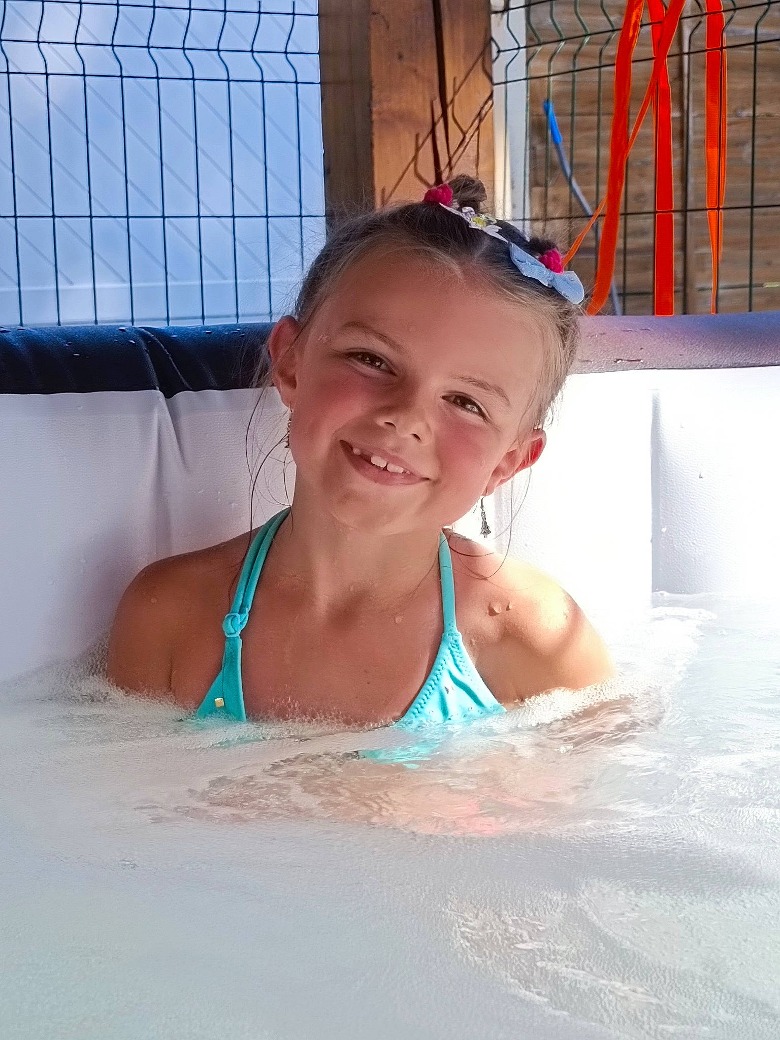 Alice participe au concours pour gagner de l'argent avec cette photo : bathing, bikini, brassiere, chest, child, fun, happy, headgear, joy, leisure, leisure_centre, person, personal_protective_equipment, recreation, smile, summer, swimming_pool, swimwear, toddler, undergarment