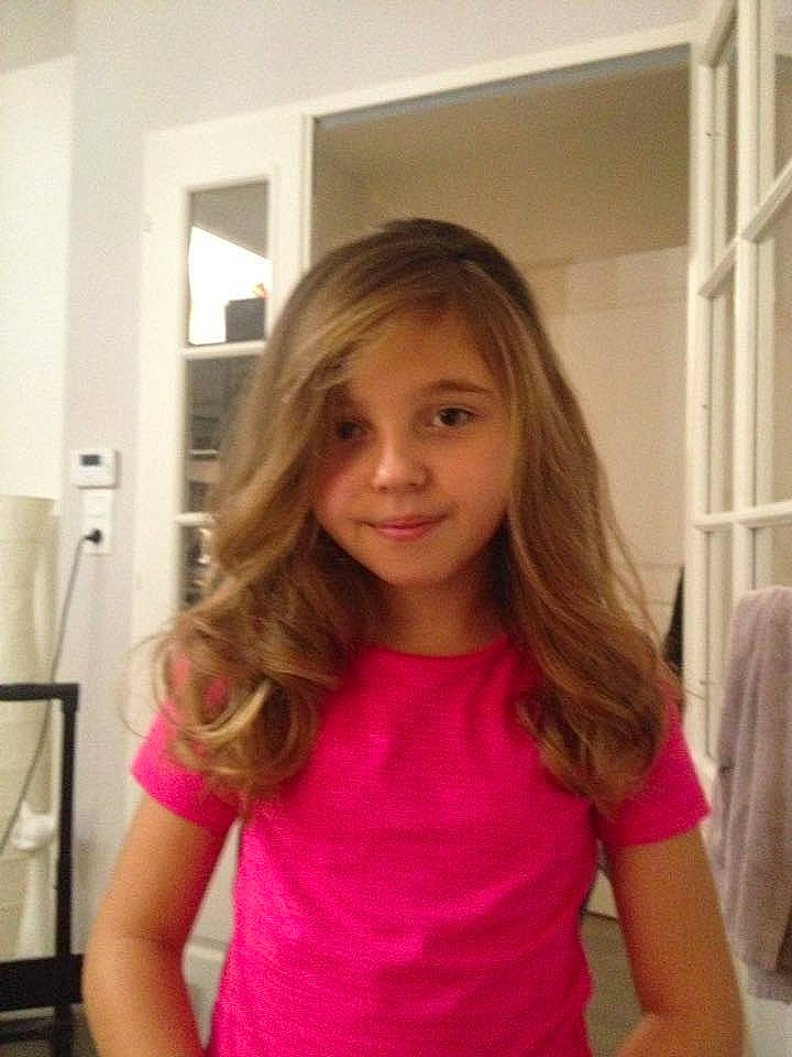 Kessy a rejoint le concours — aidez-le/la à gagner de superbes lots ! bangs, blond, brown_hair, cheek, child, child_model, chin, day, forehead, girl, hair, hair_care, hair_coloring, hairstyle, human_hair_color, lip, long_hair, organ, person, pink