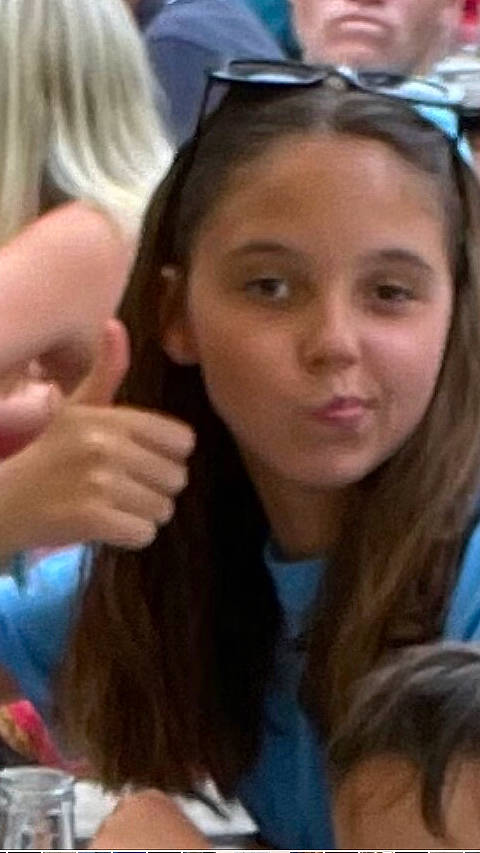 Kessy a rejoint le concours — aidez-le/la à gagner de superbes lots ! black_hair, cheek, chin, ear, eyebrow, eyelash, eyewear, finger, forehead, fun, gesture, happy, jaw, layered_hair, lip, long_hair, mouth, nose, person, thumb