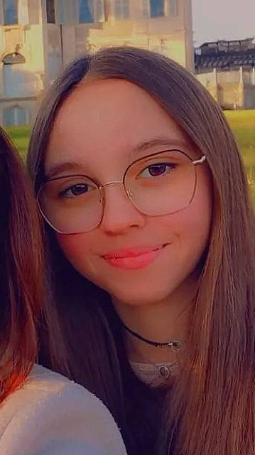 Kessy participe au concours pour gagner de l'argent avec cette photo : black_hair, cheek, chin, ear, eyebrow, eyelash, eyewear, forehead, glasses, happy, iris, jaw, joy, lip, mouth, neck, nose, person, selfie, skin