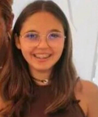 Kessy a rejoint le concours — aidez-le/la à gagner de superbes lots ! cheek, ear, eyelash, eyewear, fun, gesture, hair_coloring, happy, joy, laugh, layered_hair, nose, person, smile, thigh, throat, thumb