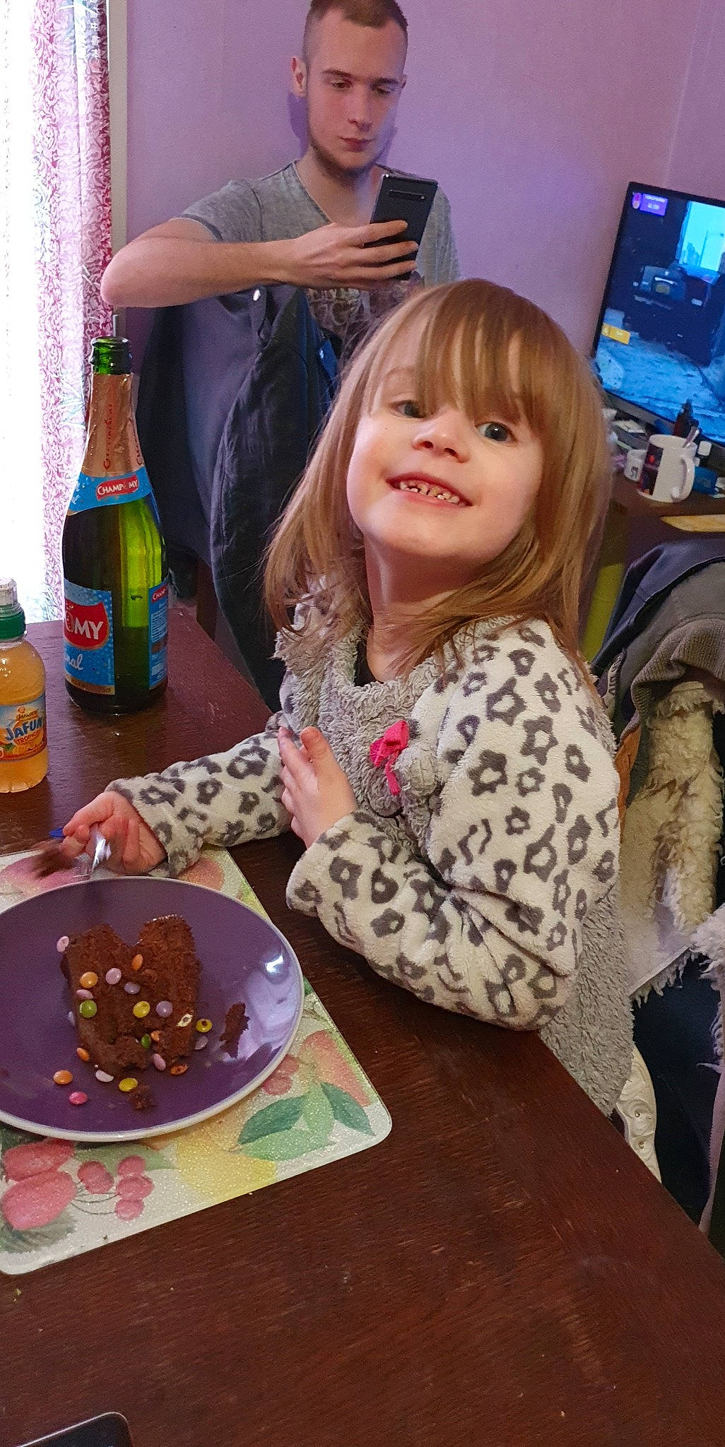 Ohanna participe au concours pour gagner de l'argent avec cette photo : blond, bottle, chair, child, computer_monitor, cooking, cuisine, dish, event, food, fun, joy, person, plate, recipe, smile, t_shirt, table, tableware, television