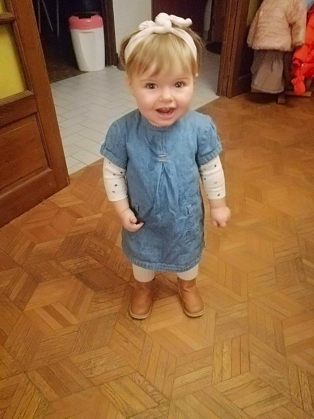 Elyne a rejoint le concours — aidez-le/la à gagner de superbes lots ! baby, baby_toddler_clothing, cabinetry, child, floor, flooring, foot, hardwood, home, human, human_body, laminate_flooring, person, standing, tan, tile_flooring, toddler, varnish, wood, wood_flooring