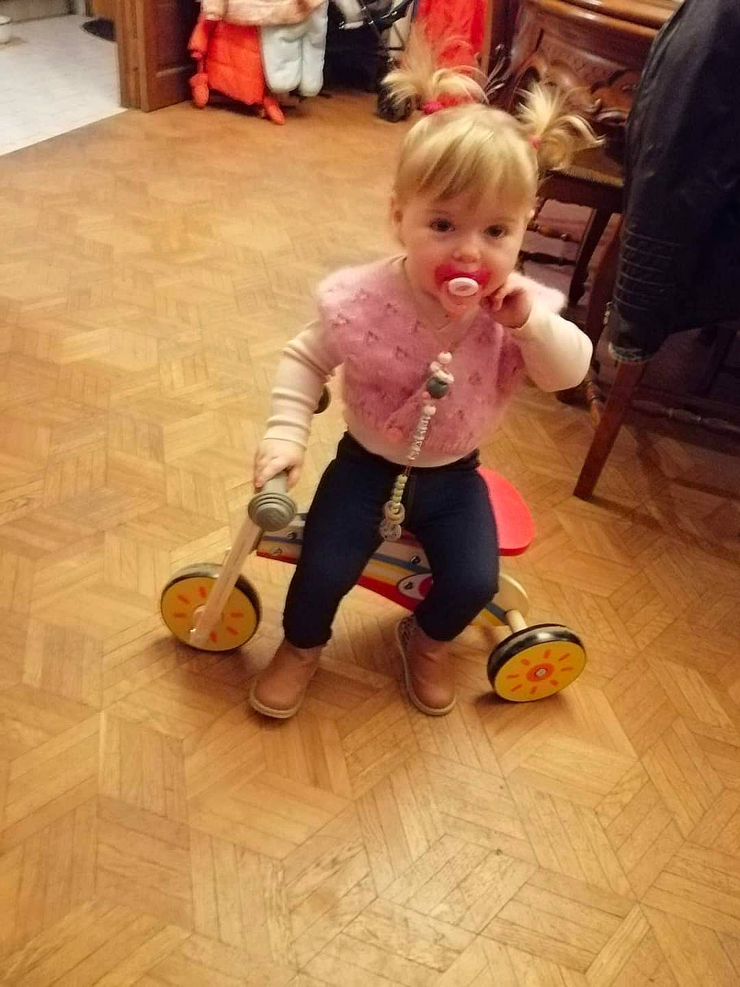 Elyne a rejoint le concours — aidez-le/la à gagner de superbes lots ! baby, boot, child, floor, flooring, foot, fun, happy, hardwood, human_leg, leg, leisure, person, shoe, sitting, smile, sneakers, thigh, toddler, toy