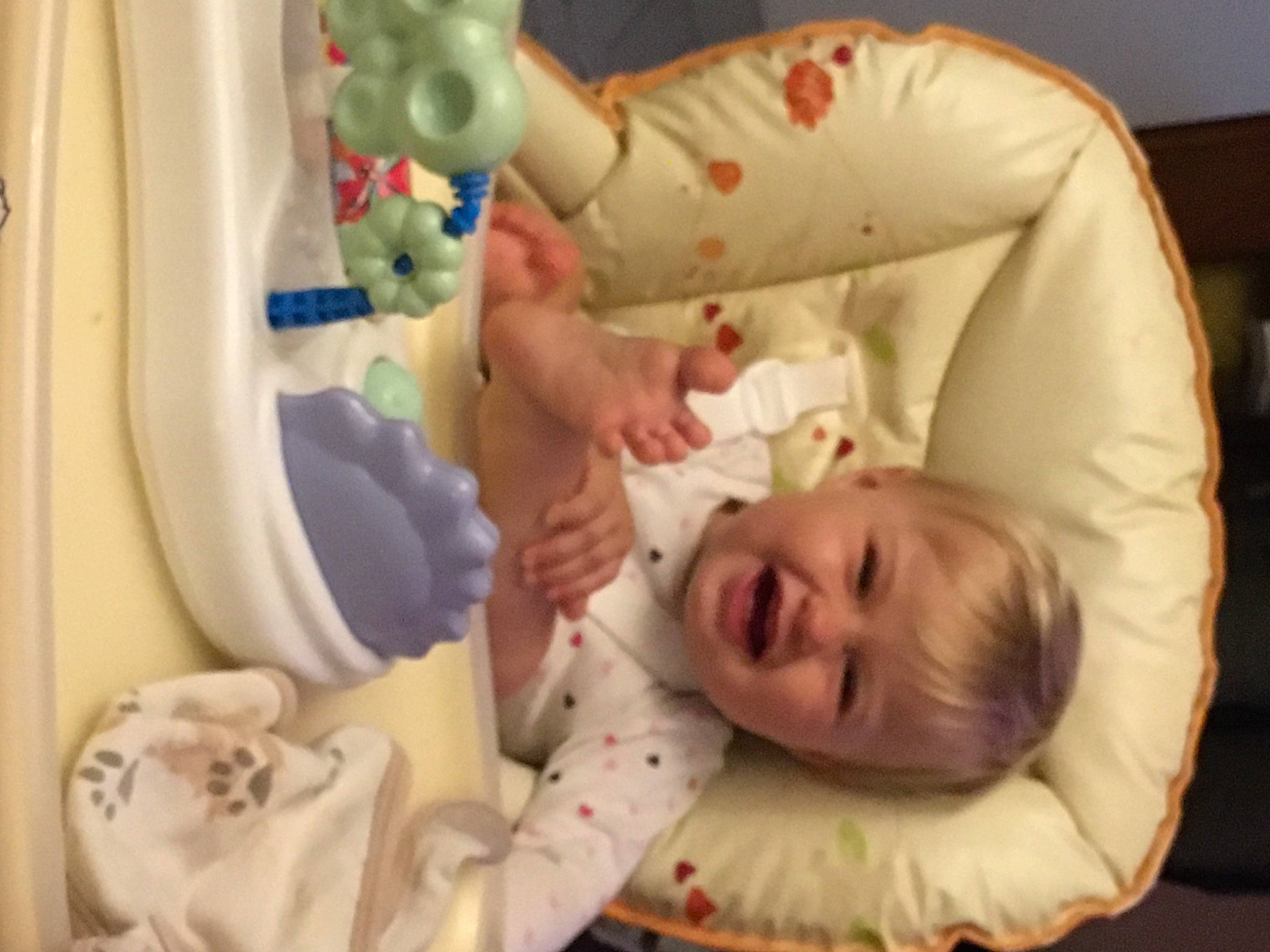 Elyne a rejoint le concours — aidez-le/la à gagner de superbes lots ! baby, baby_products, baby_safety, baby_sleeping, bed, bedtime, birth, child, comfort, furniture, infant_bed, nursery, person, product, toddler