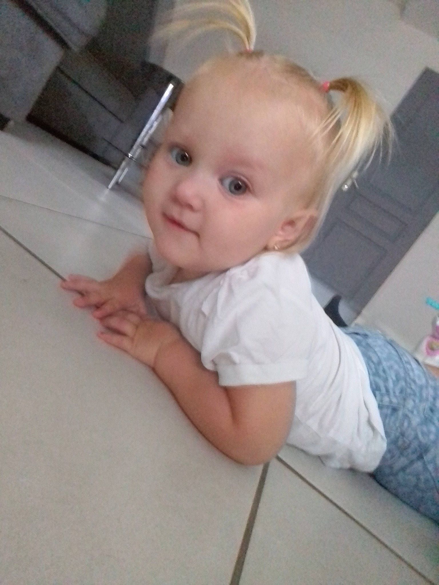 Kimberley participe au concours pour gagner de l'argent avec cette photo : arm, baby, blond, cheek, child, chin, ear, eye, face, hair, head, joint, leg, lip, person, skin, smile, toddler