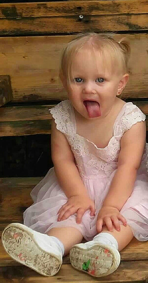 Kimberley a rejoint le concours — aidez-le/la à gagner de superbes lots ! baby, child, person, sitting, toddler