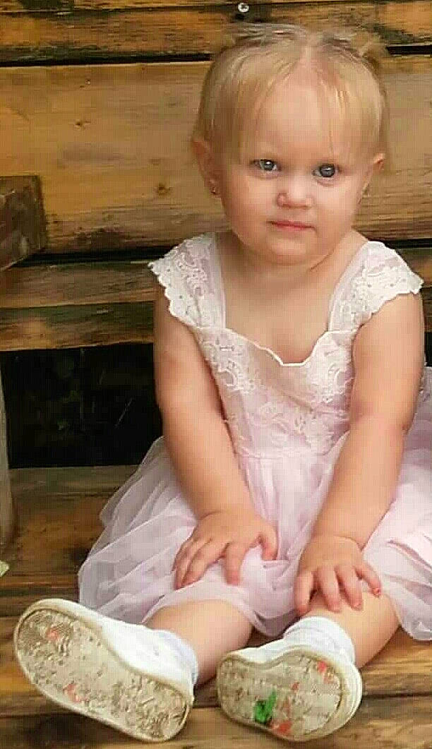 Kimberley a rejoint le concours — aidez-le/la à gagner de superbes lots ! baby, child, person, sitting, toddler