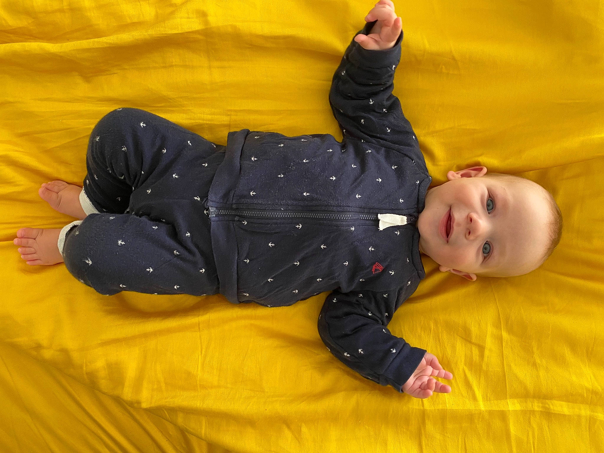 Théophile participe au concours pour gagner de l'argent avec cette photo : baby, baby_toddler_clothing, child, comfort, flooring, fun, grass, happy, head, human_leg, lap, linens, orange, person, product, room, sitting, sleeve, smile, toddler