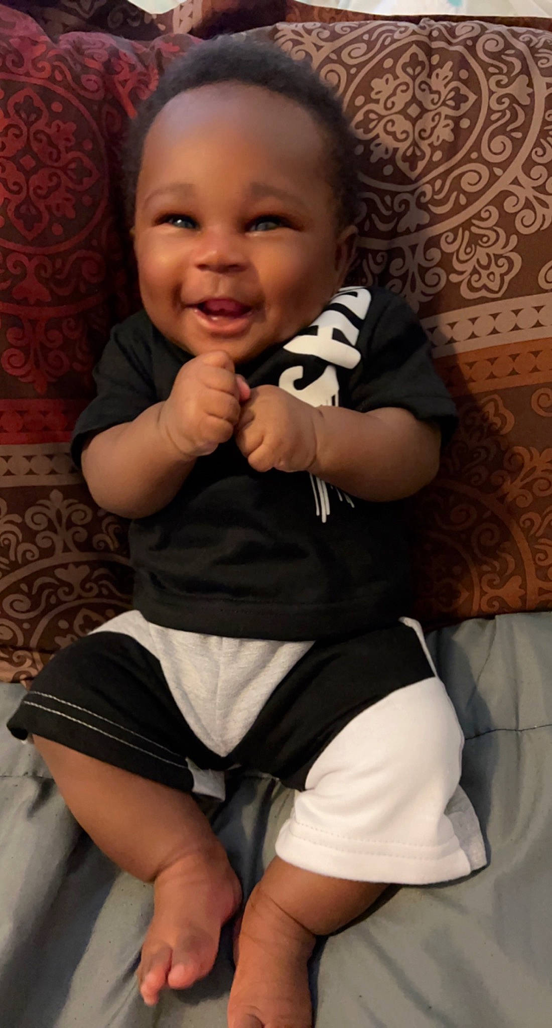 King is registered to the contest to win money with this photo: baby_toddler_clothing, cheek, comfort, eye, face, facial_expression, flash_photography, hairstyle, hand, head, human_body, iris, joint, joy, leg, muscle, person, shoulder, skin, sleeve