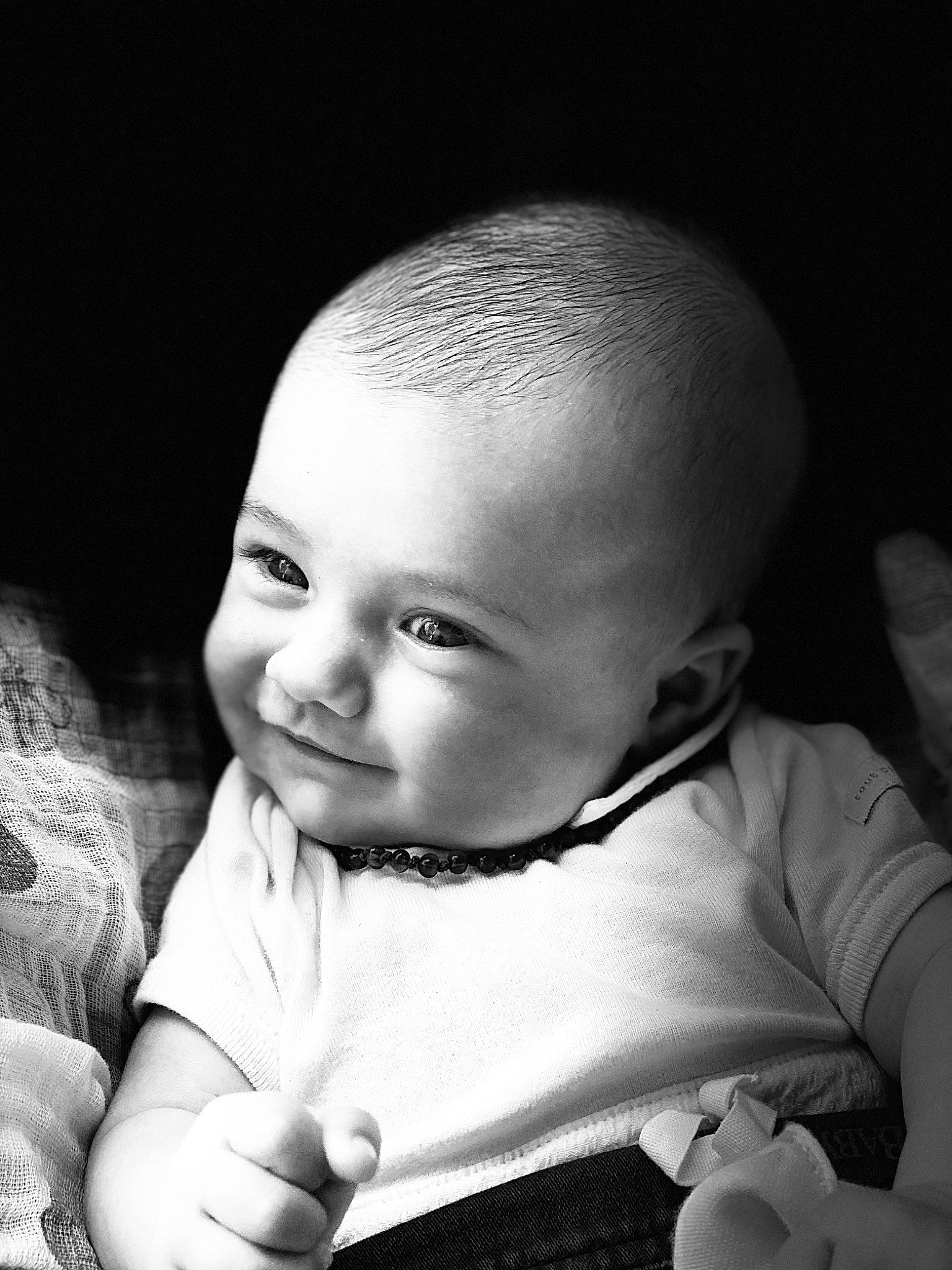 Ynaé a rejoint le concours — aidez-le/la à gagner de superbes lots ! baby, black, black_and_white, cheek, child, eye, face, head, human, lip, monochrome, monochrome_photography, mouth, nose, person, photograph, photography, portrait, skin, smile